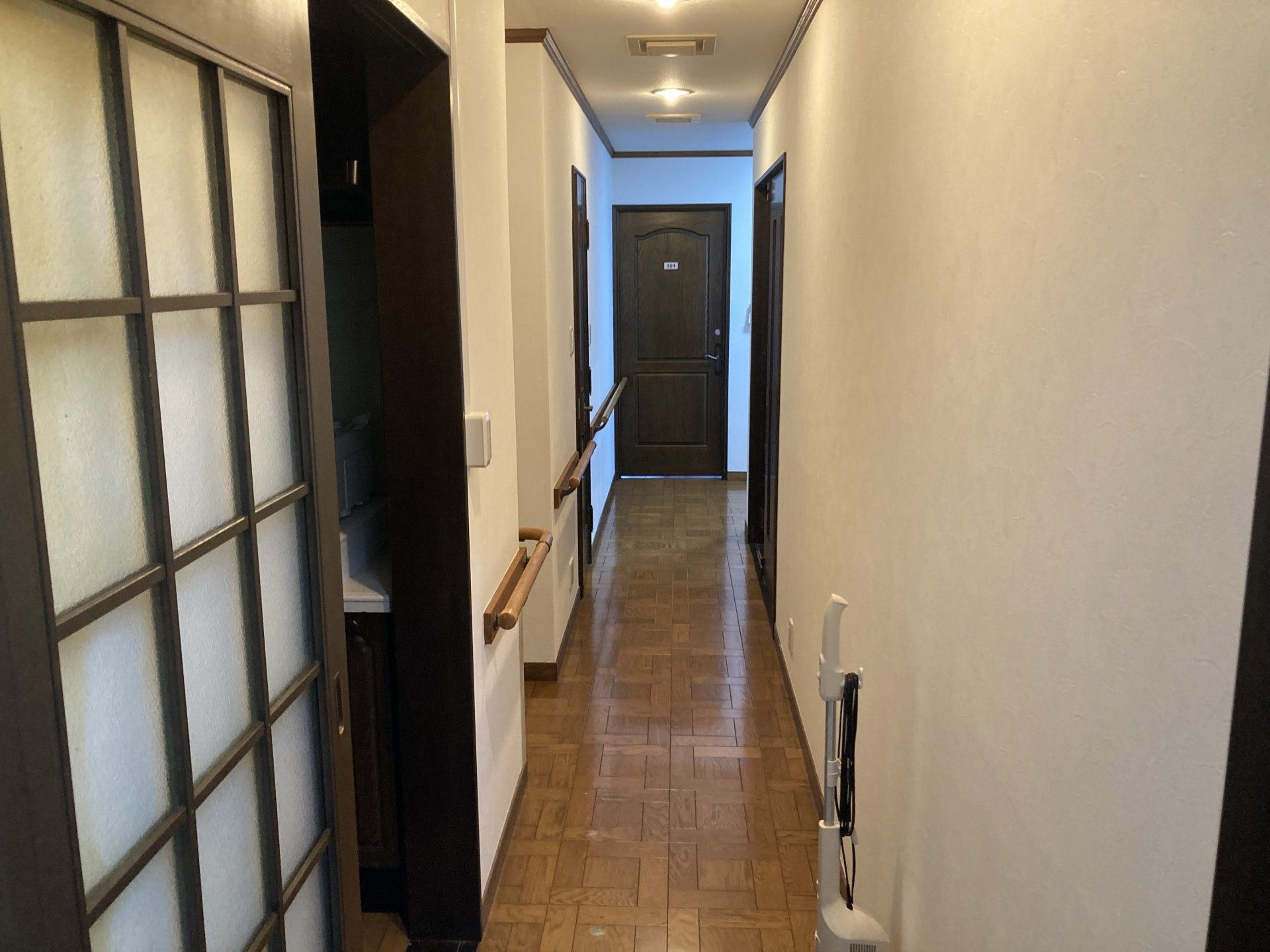 手すり付きの廊下