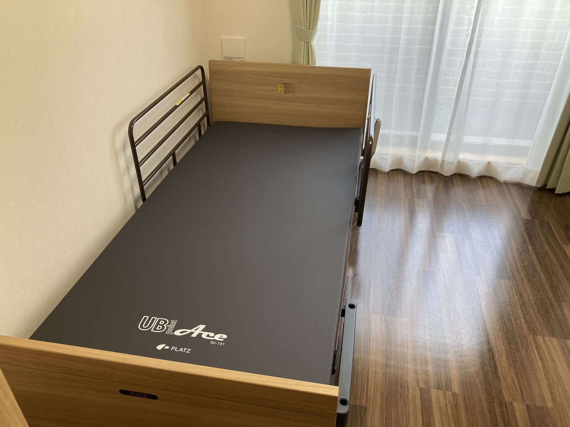 シンプルなベッドの部屋