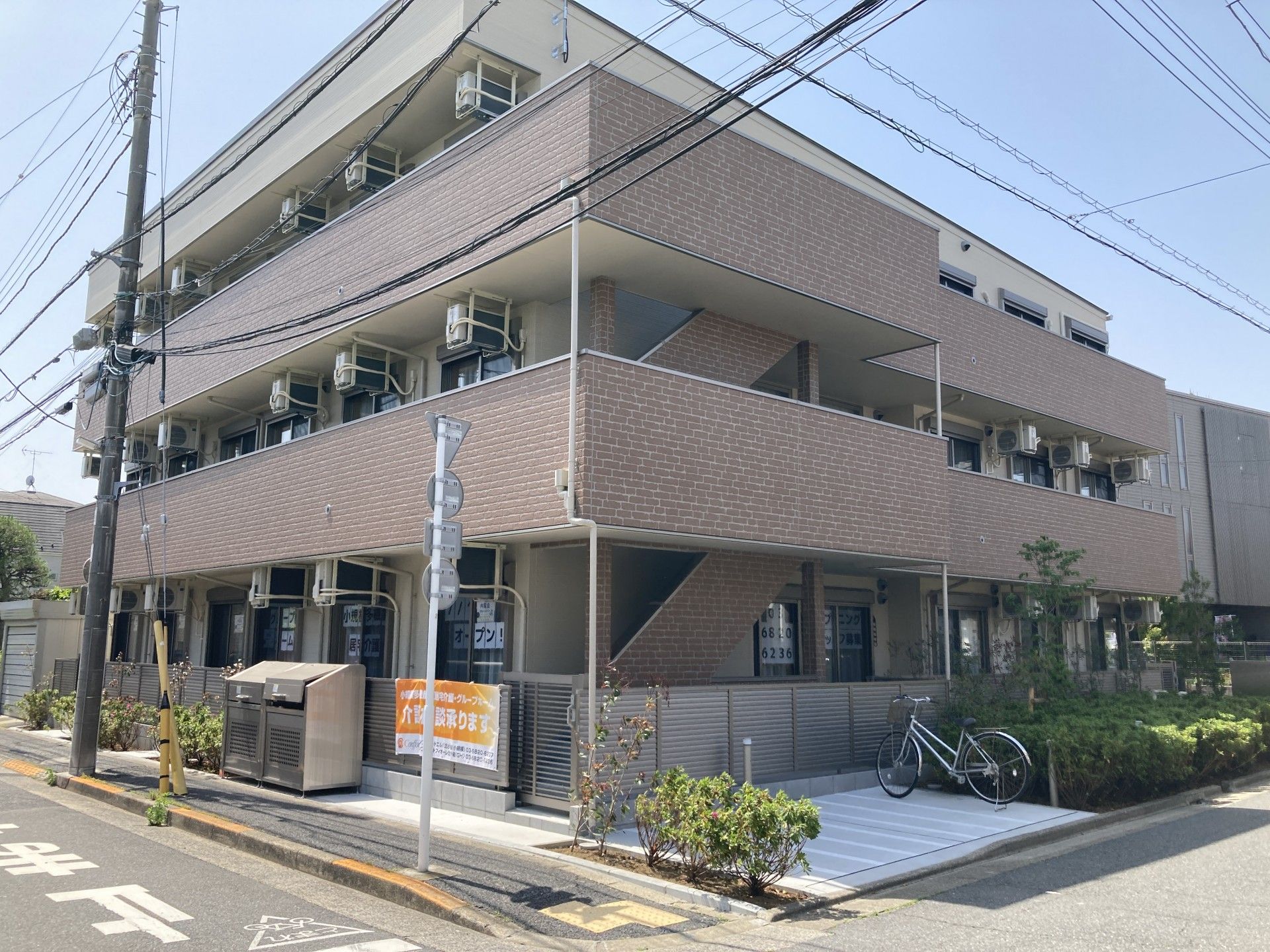 三階建ての建物外観