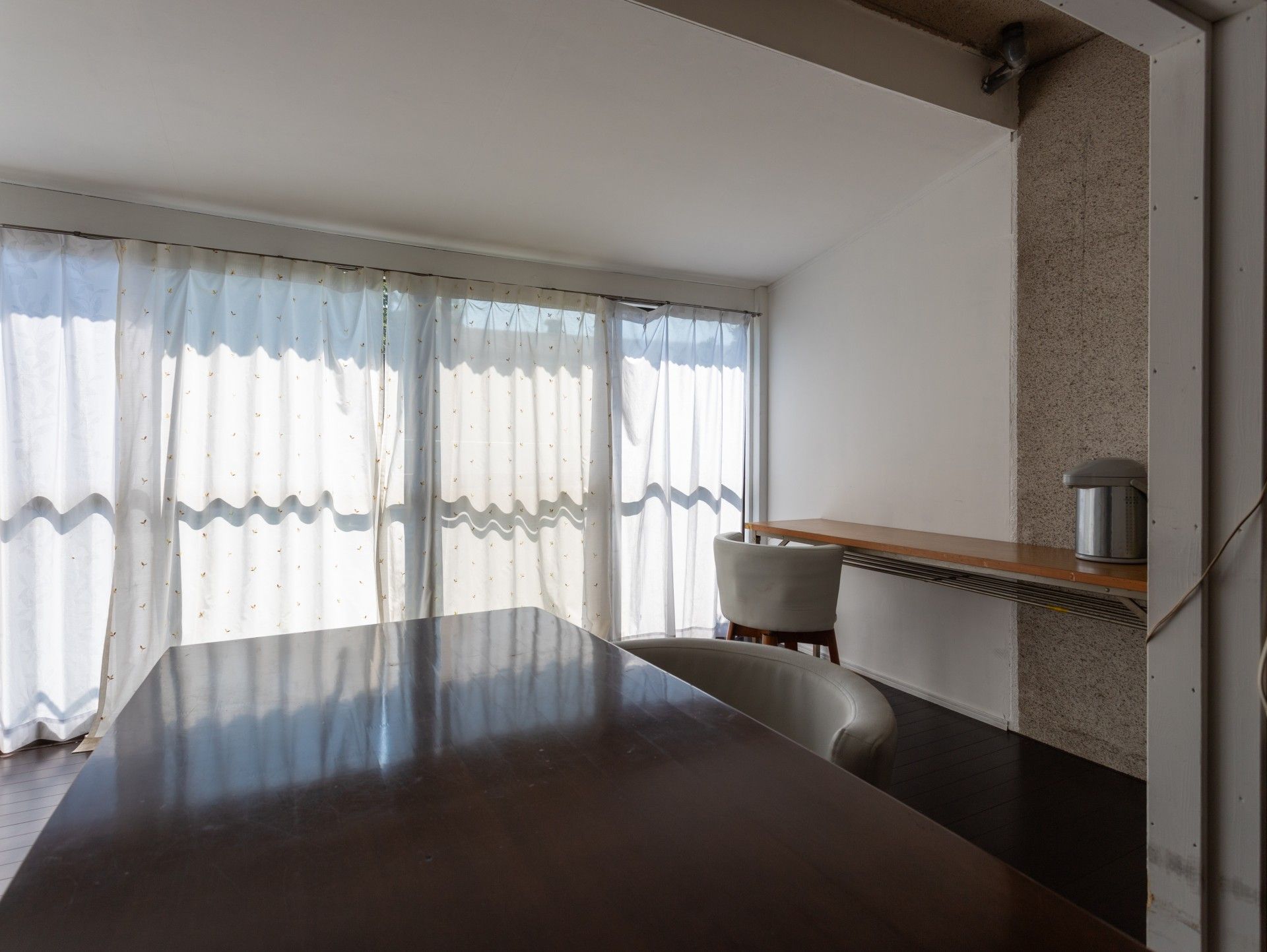 日差しが差し込む部屋