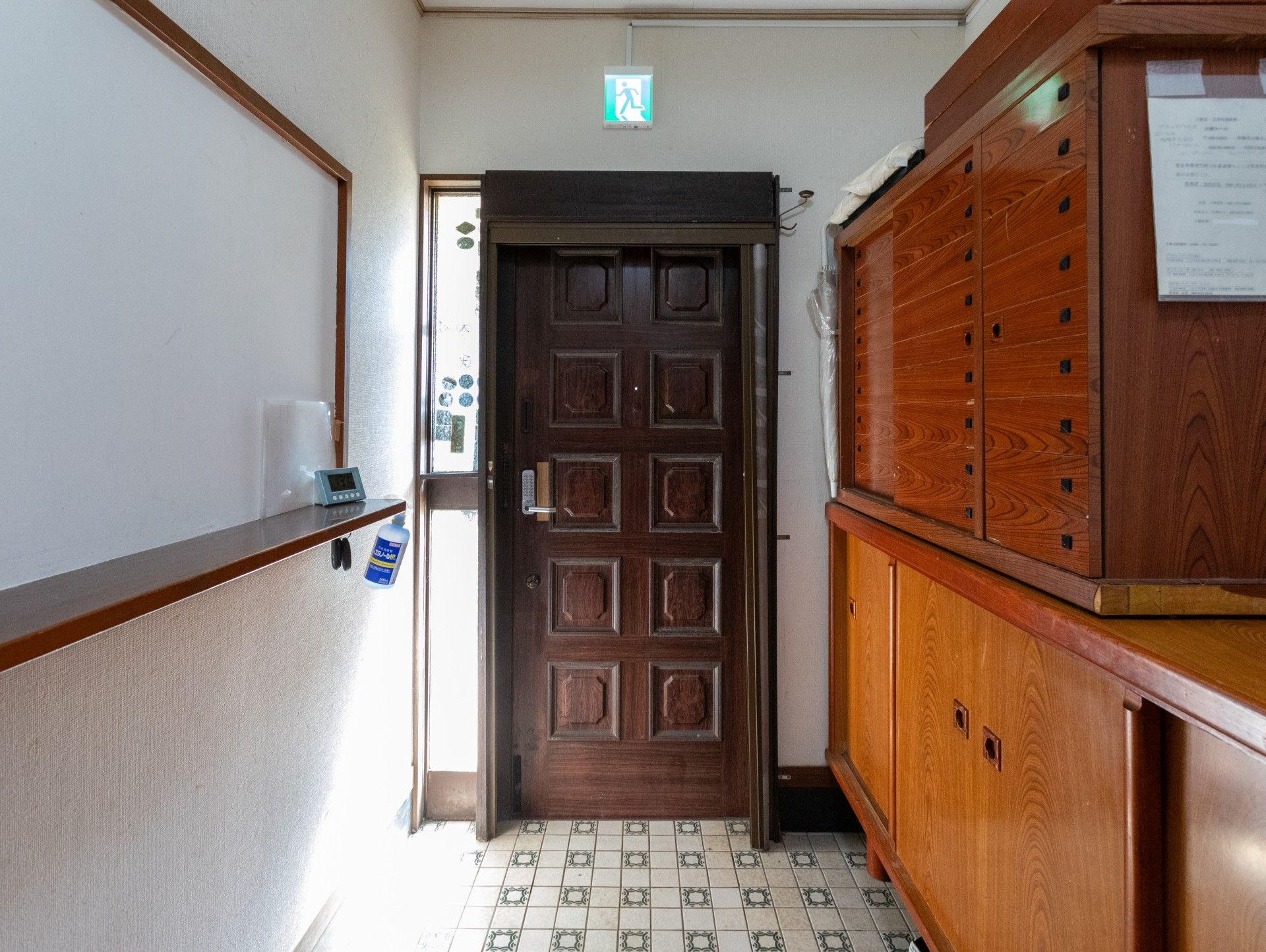 木製の扉と収納棚の廊下