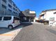 日差しが差し込む建物の外観