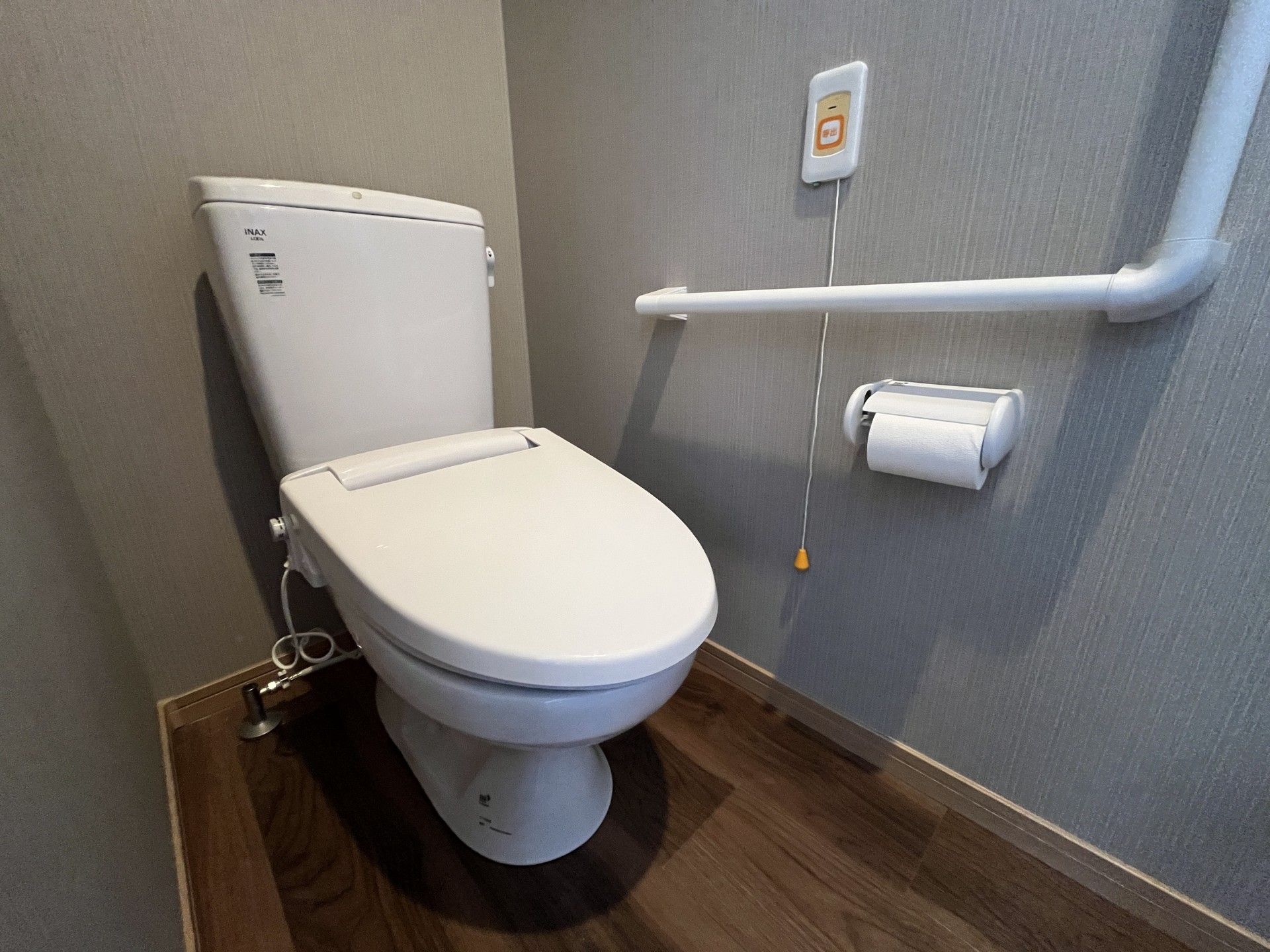 手すり付きのトイレ