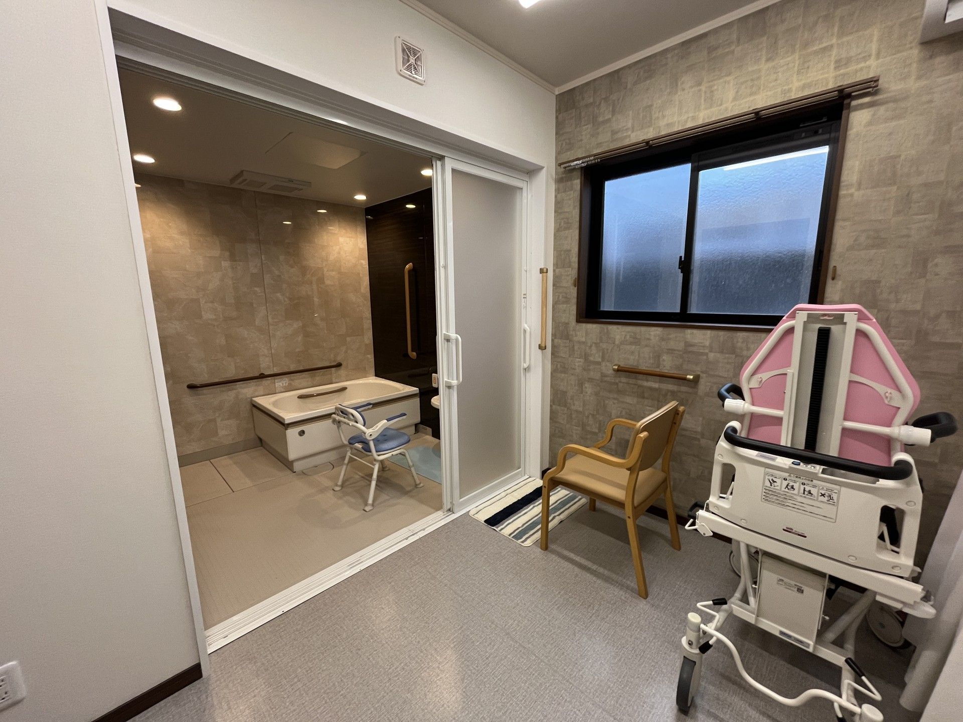 快適な入浴設備の部屋