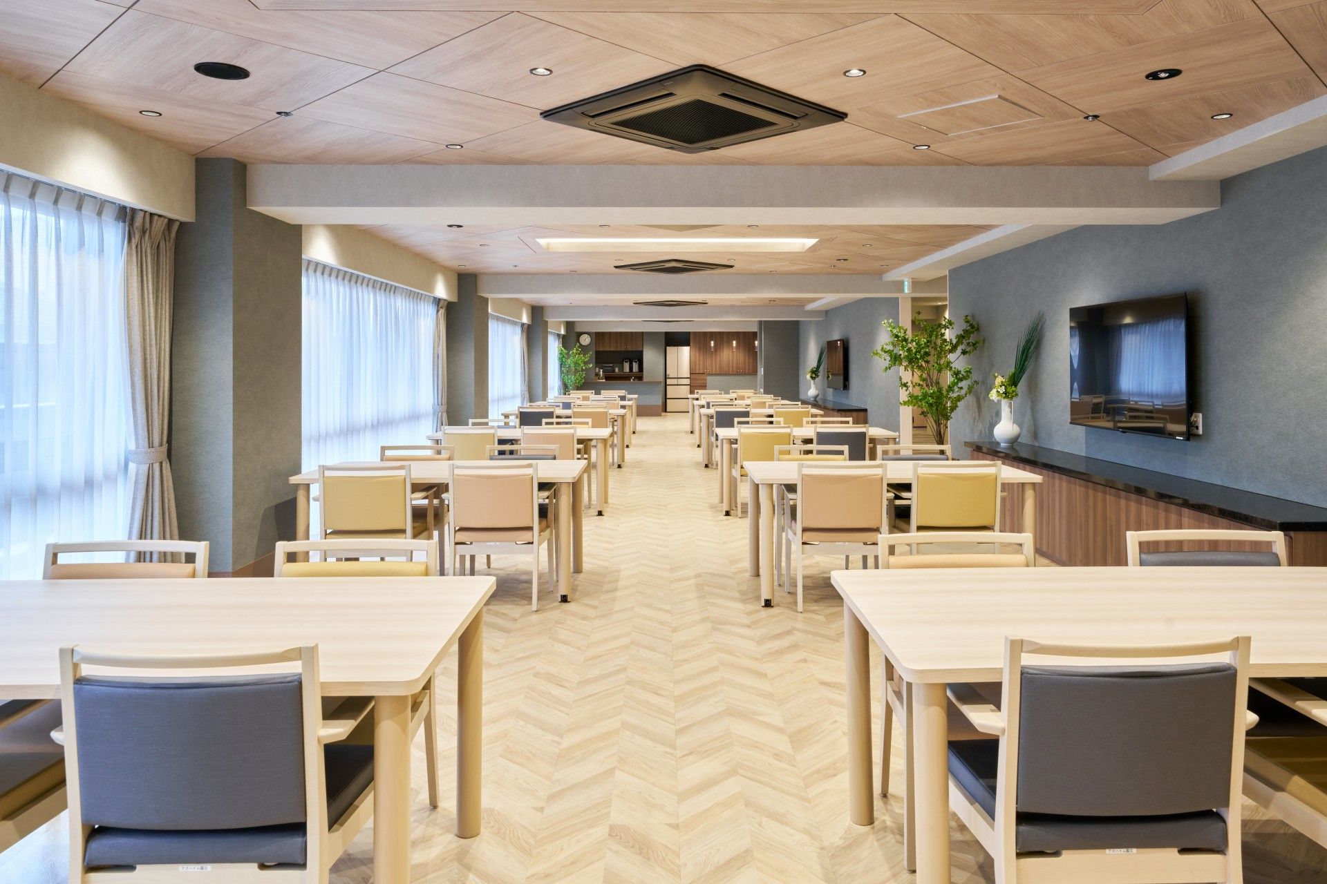 明るい食堂の様子