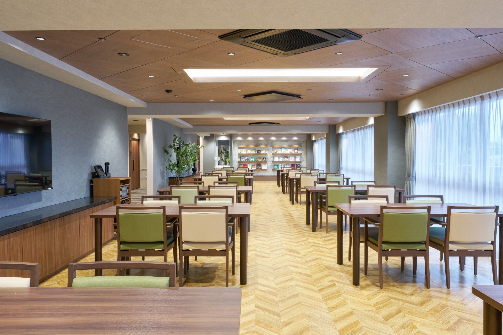 明るい食事スペース