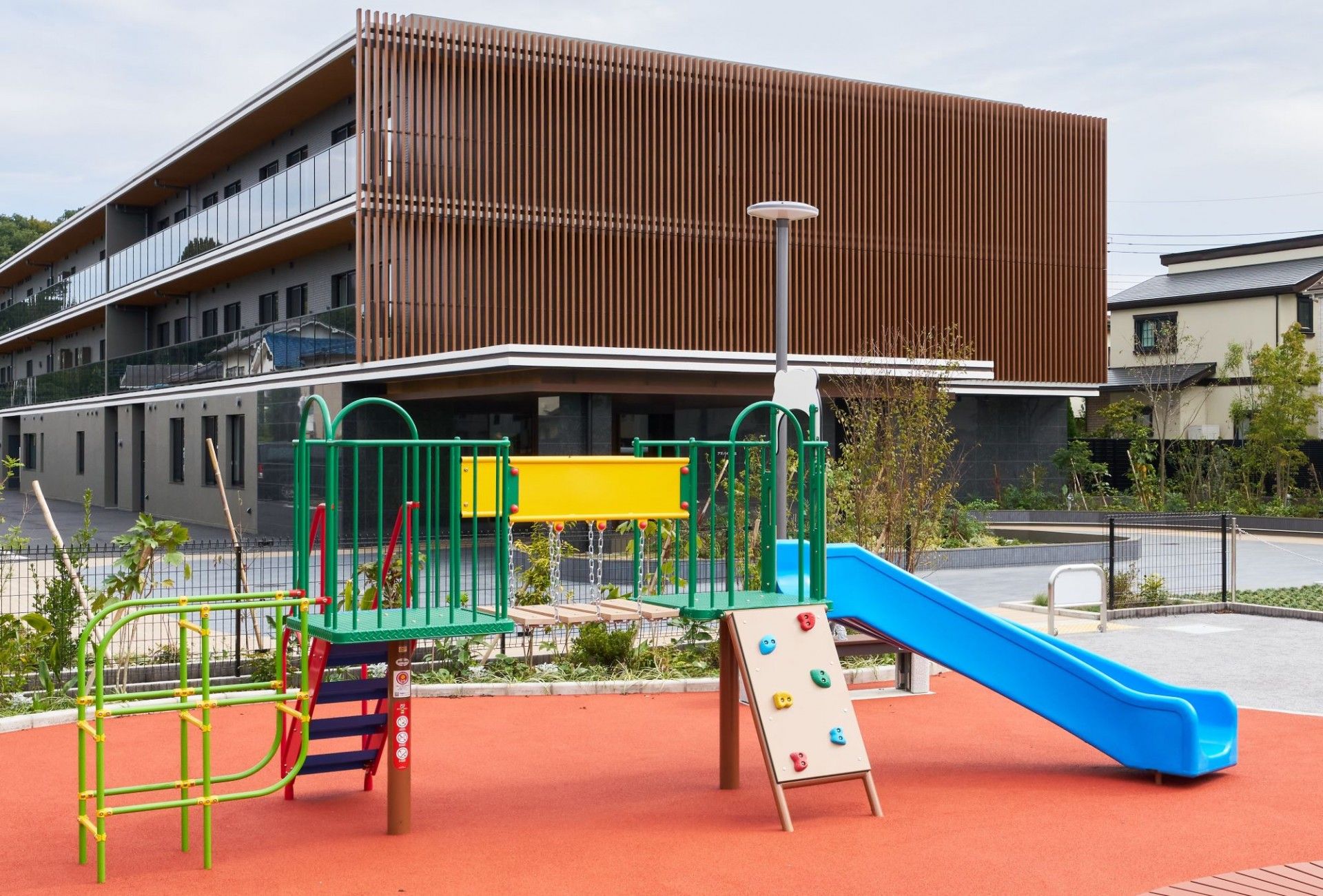 遊具のある屋外スペース