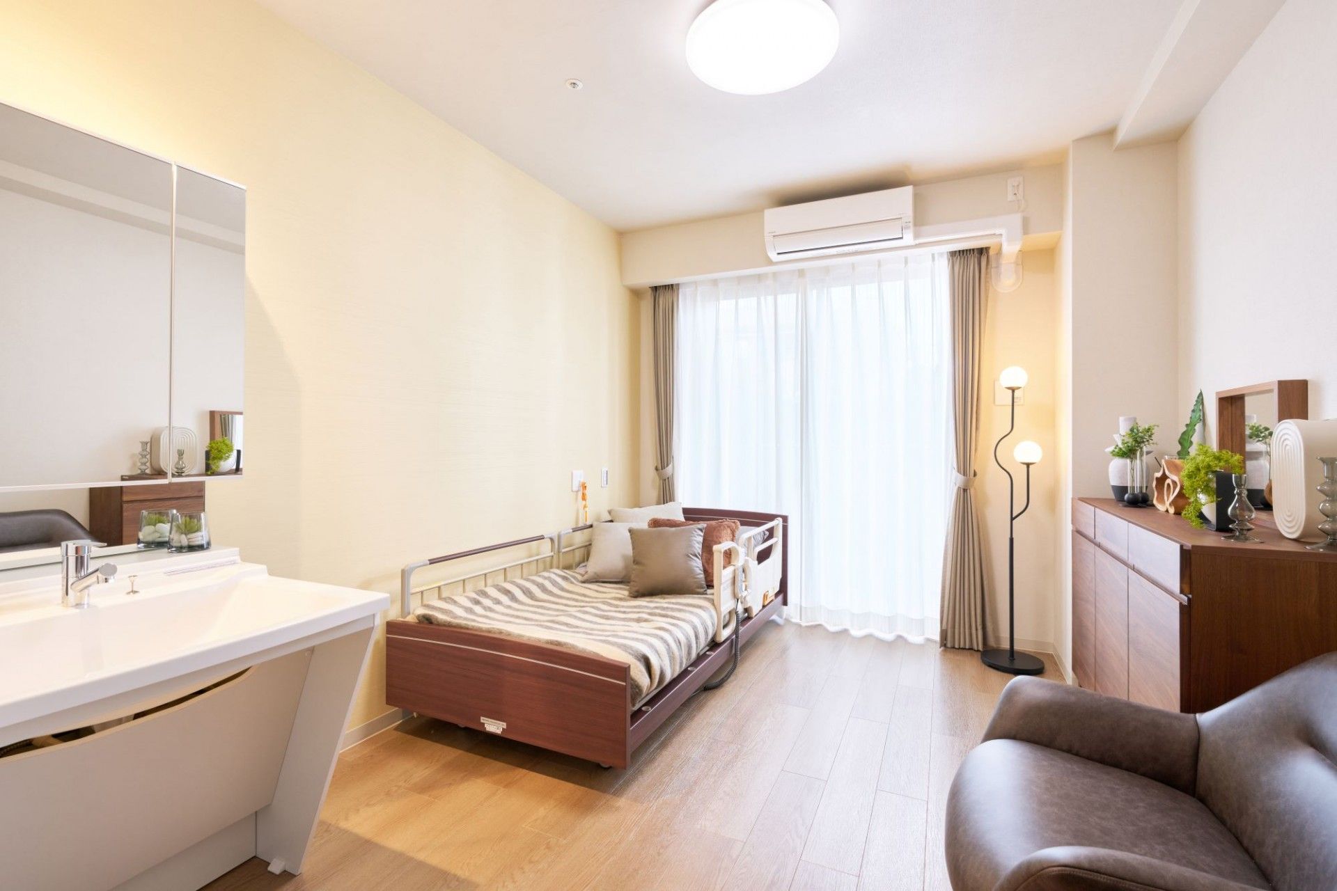 明るい個室の様子