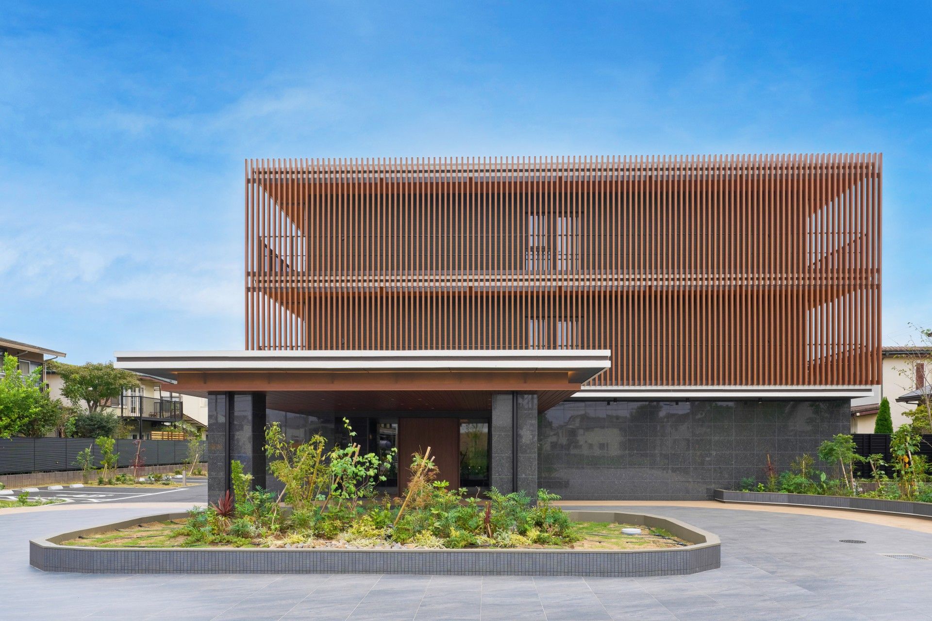 緑豊かな建物の外観