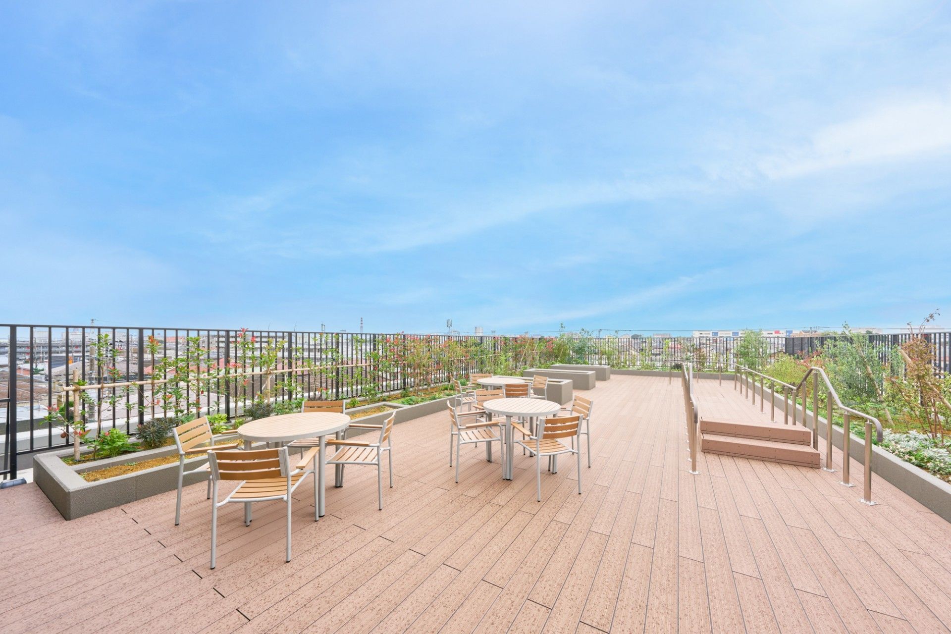 開放的な屋上テラス