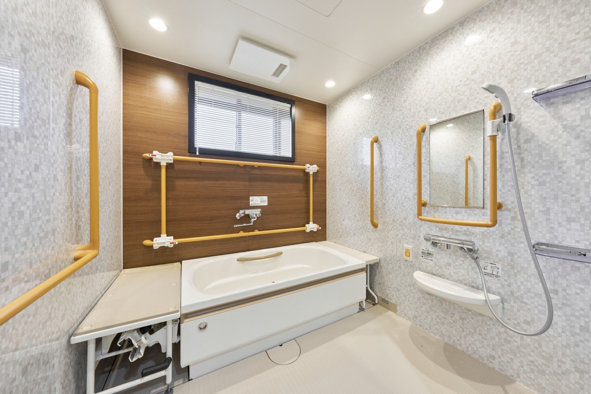 手すり付きの浴室