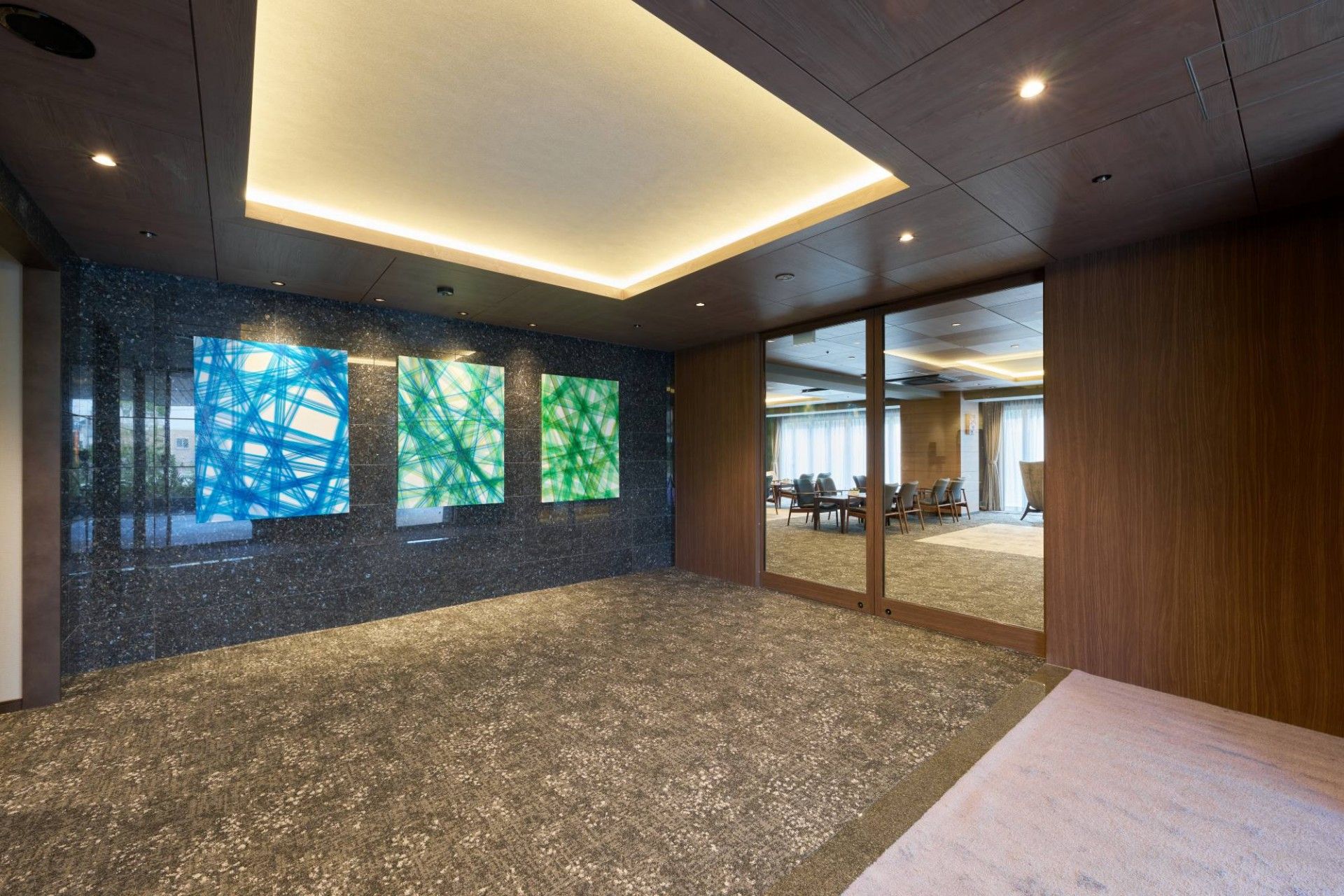 色彩豊かな壁面の廊下