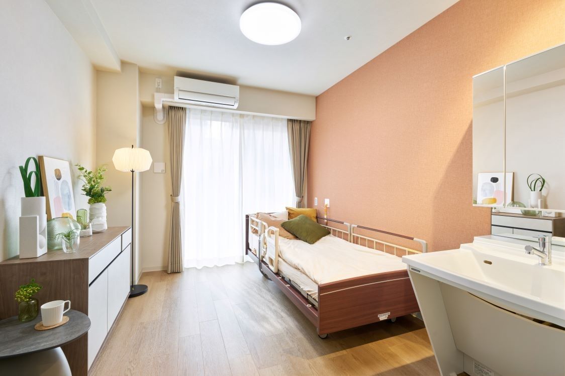 明るい個室のベッドルーム