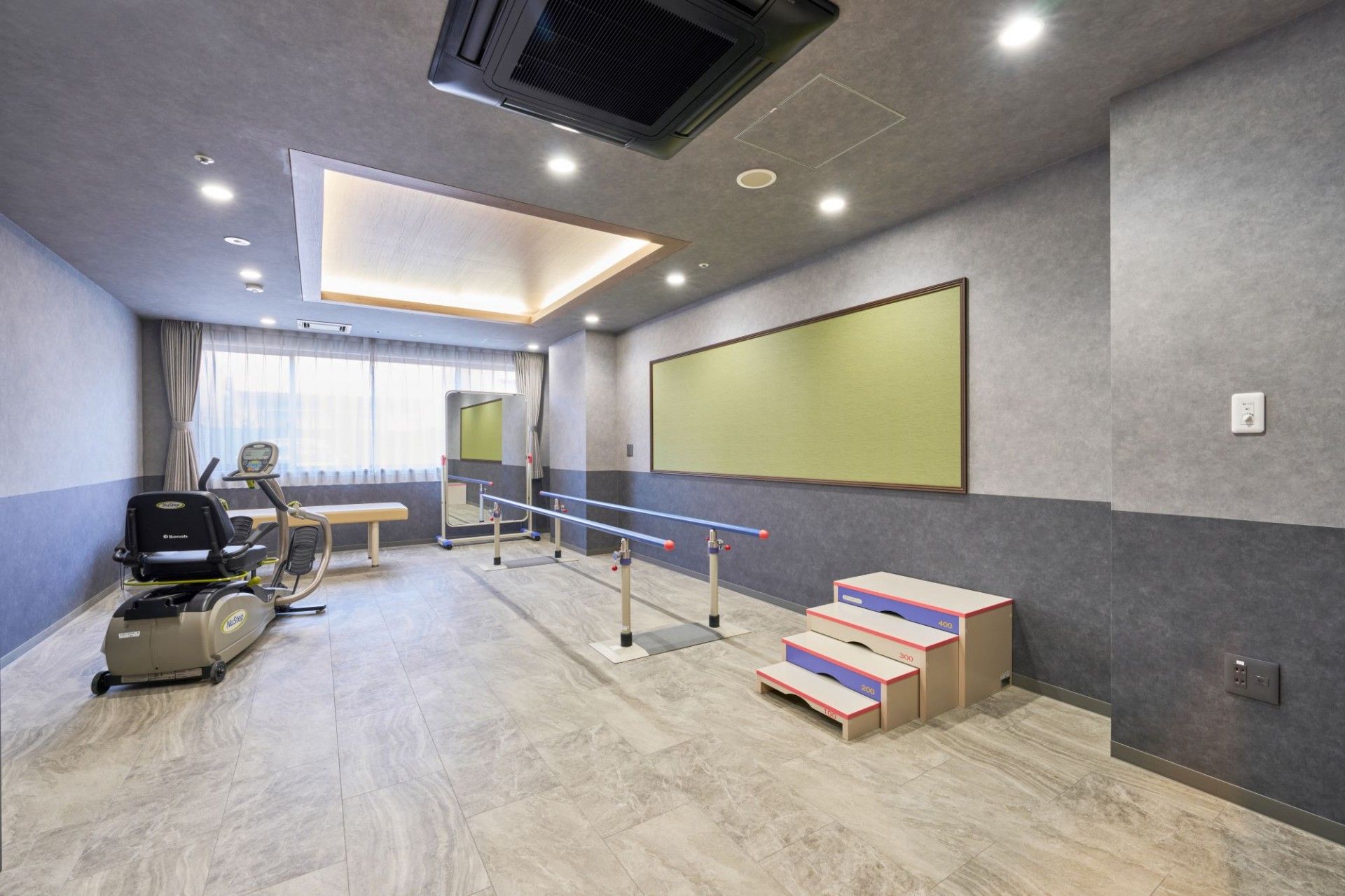 運動器具と手すりのある部屋