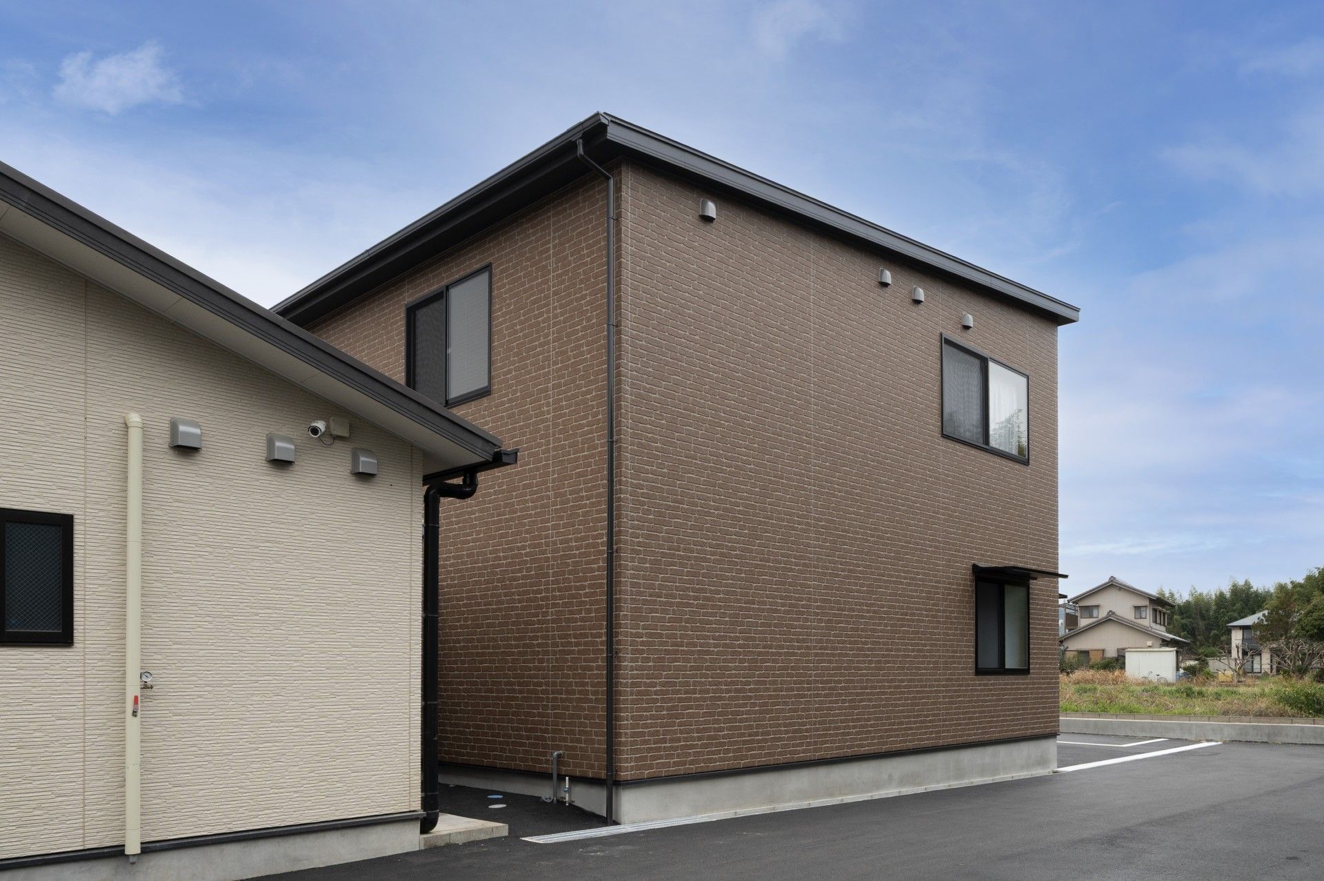 落ち着いた外観の建物