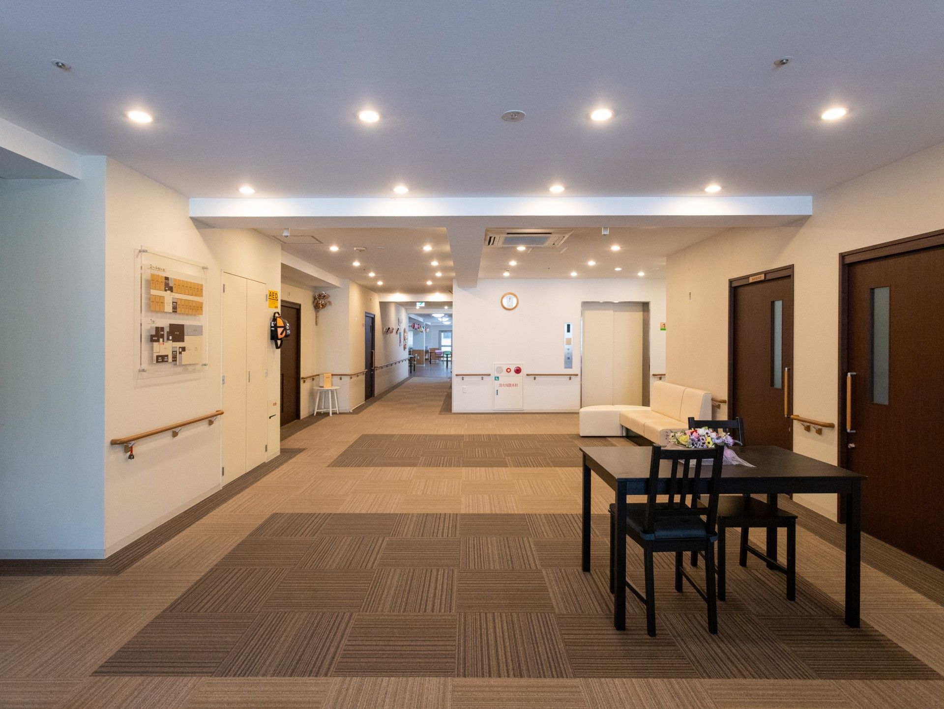 広い廊下とテーブル
