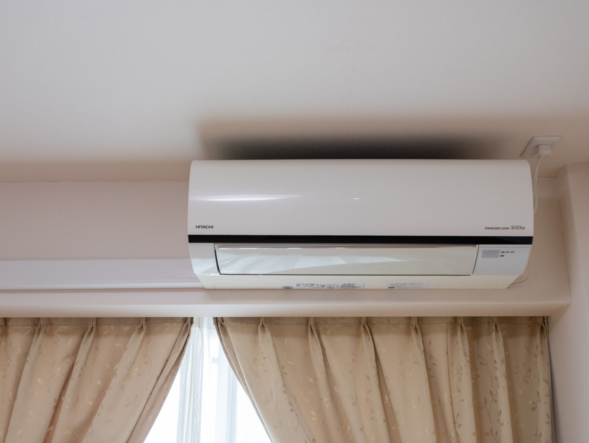 エアコンとカーテン