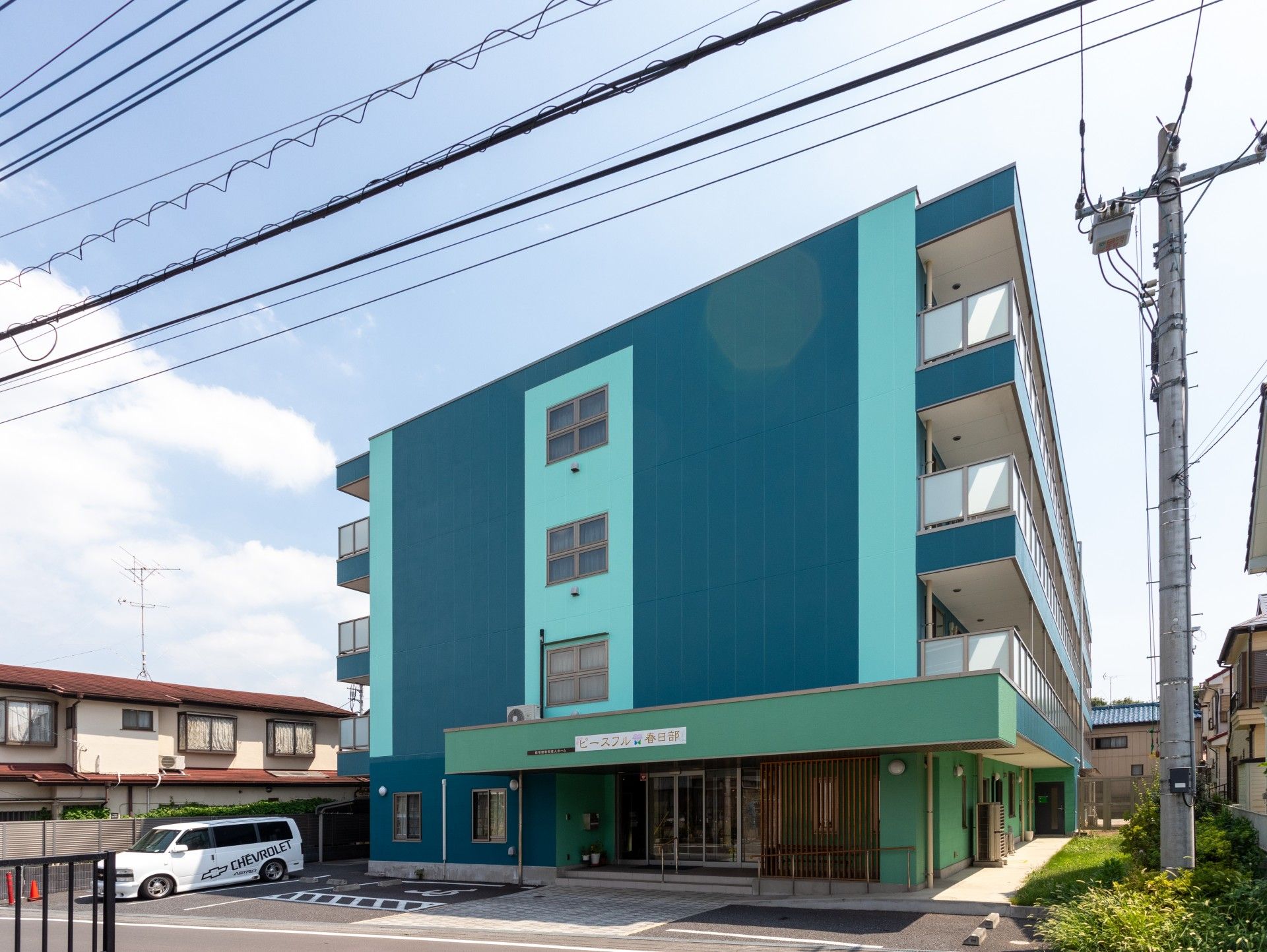 青い外壁の建物