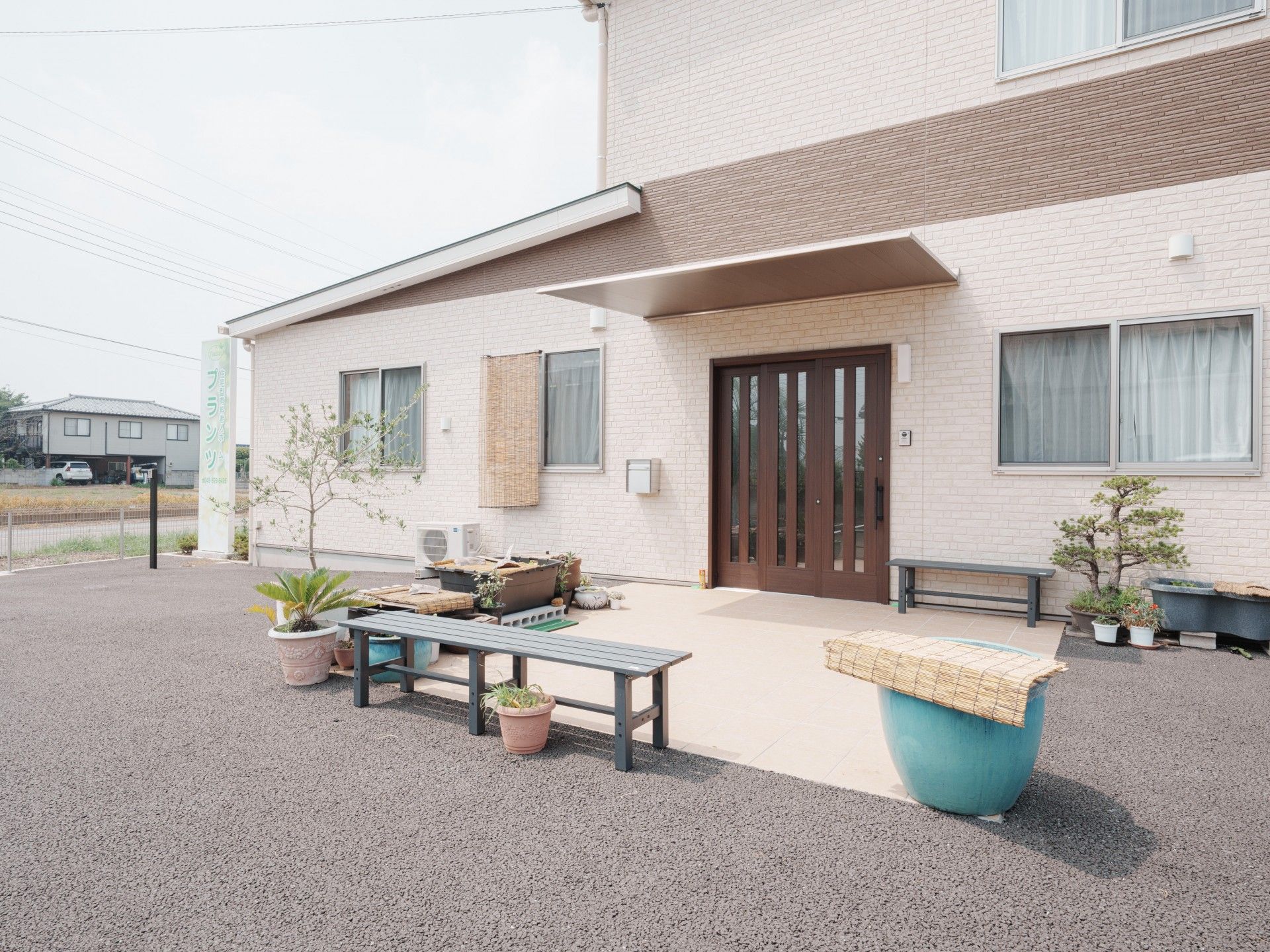 車いすに座っている男性と寄り添う介護スタッフ