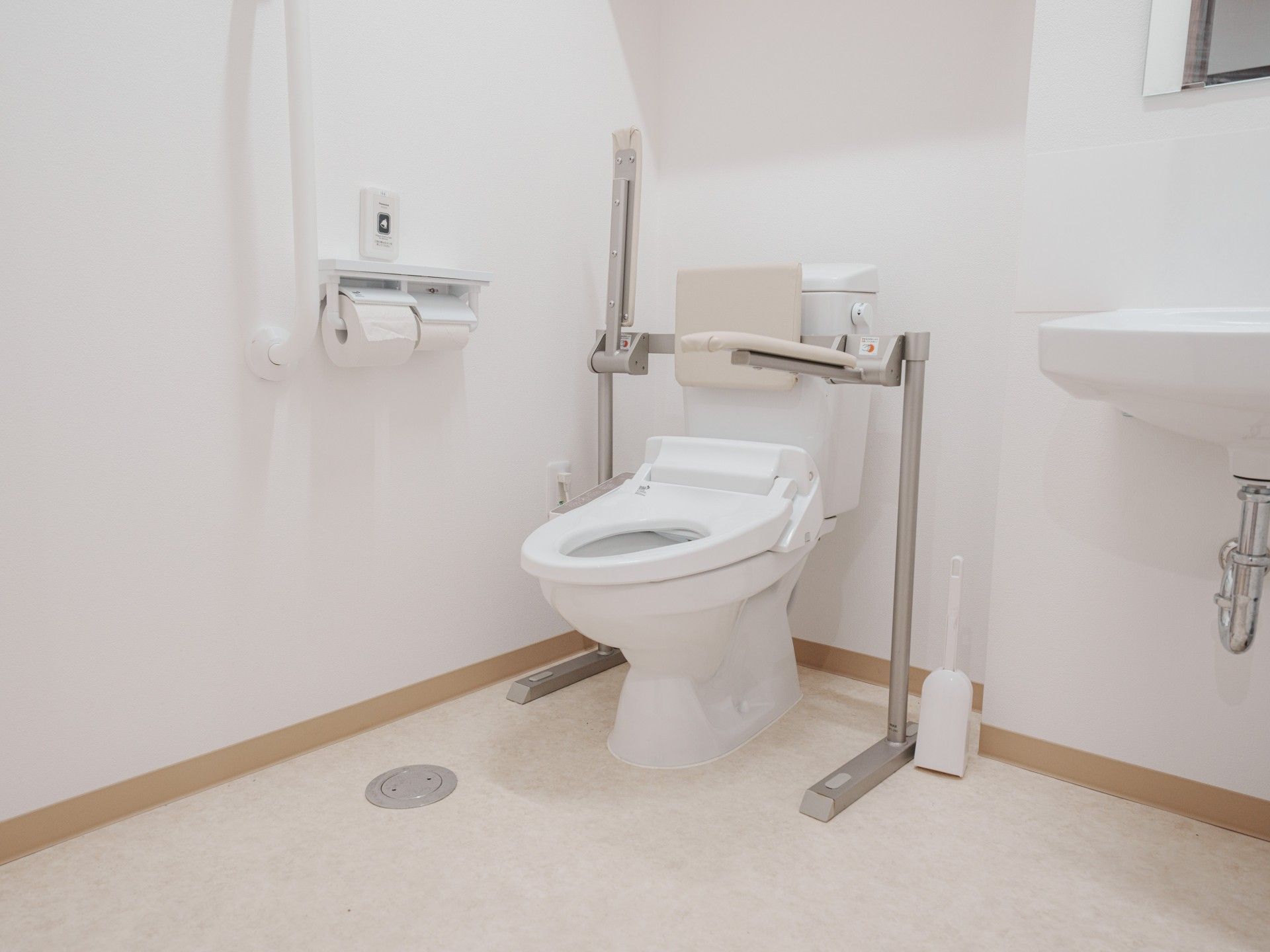 手すり付きのトイレ
