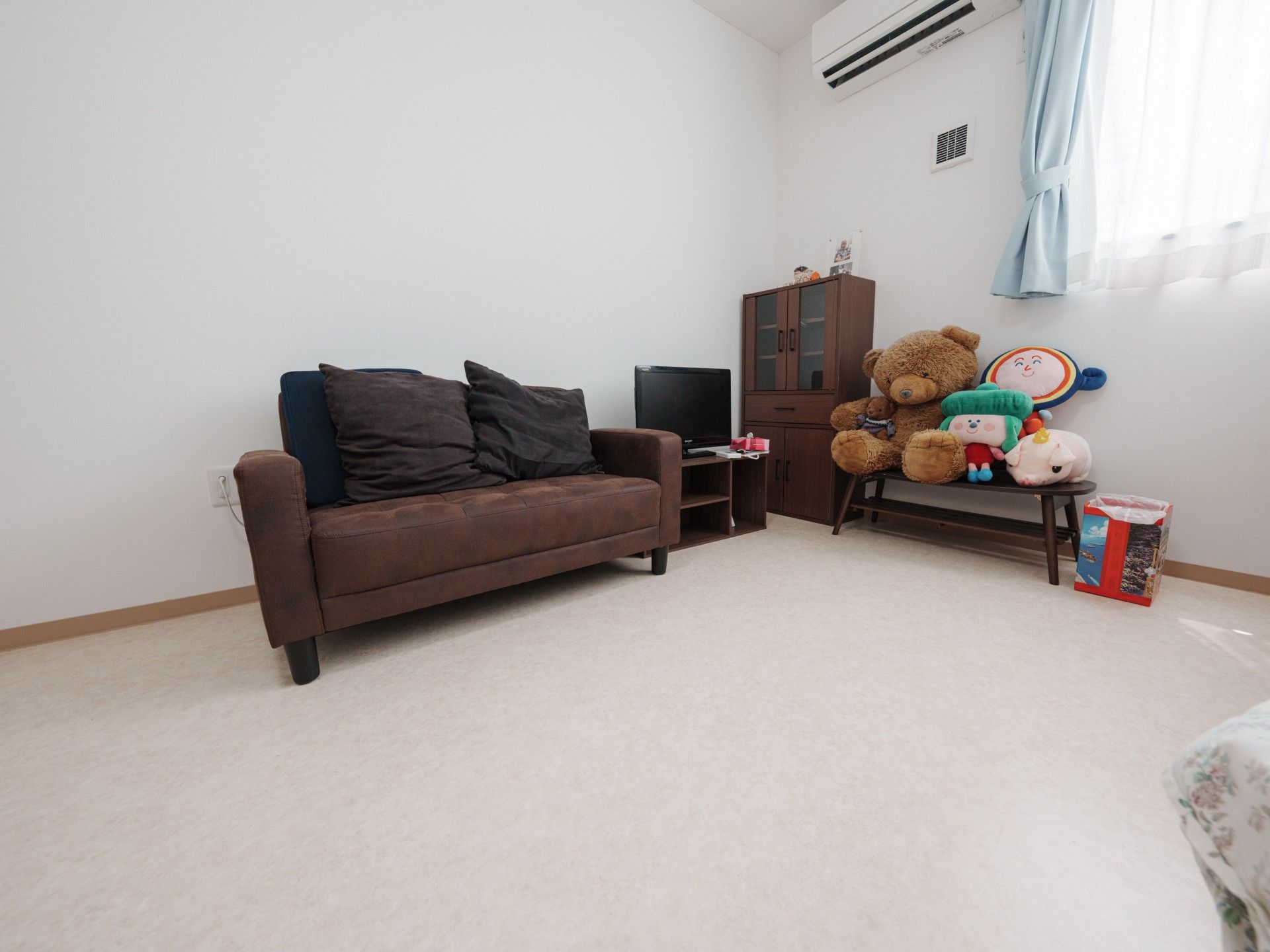 新聞を読む高齢の男性