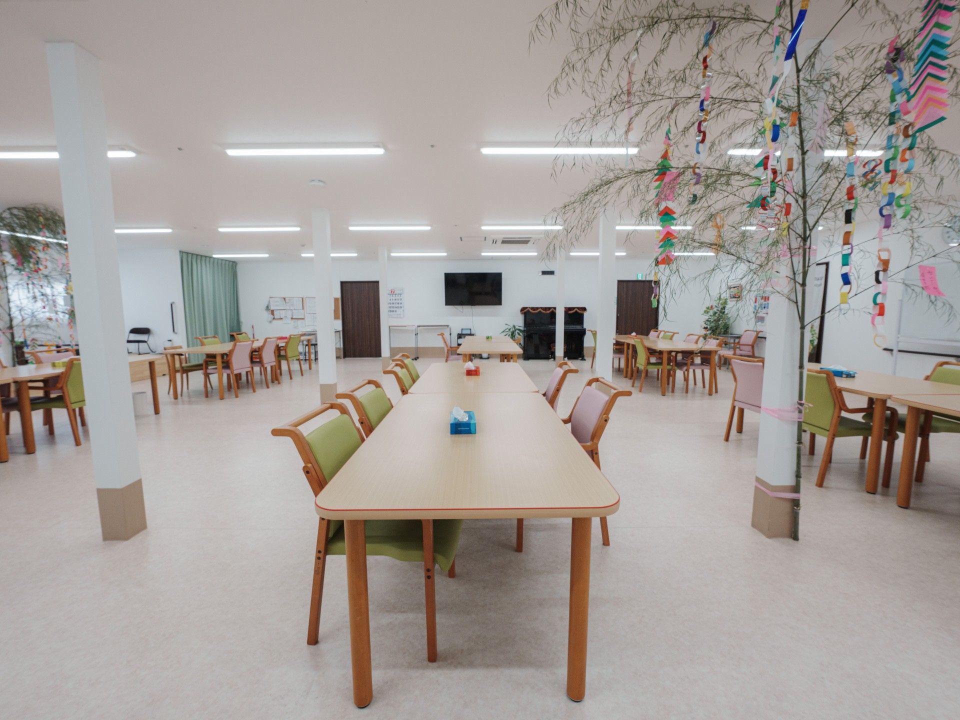 広いテーブルのある部屋