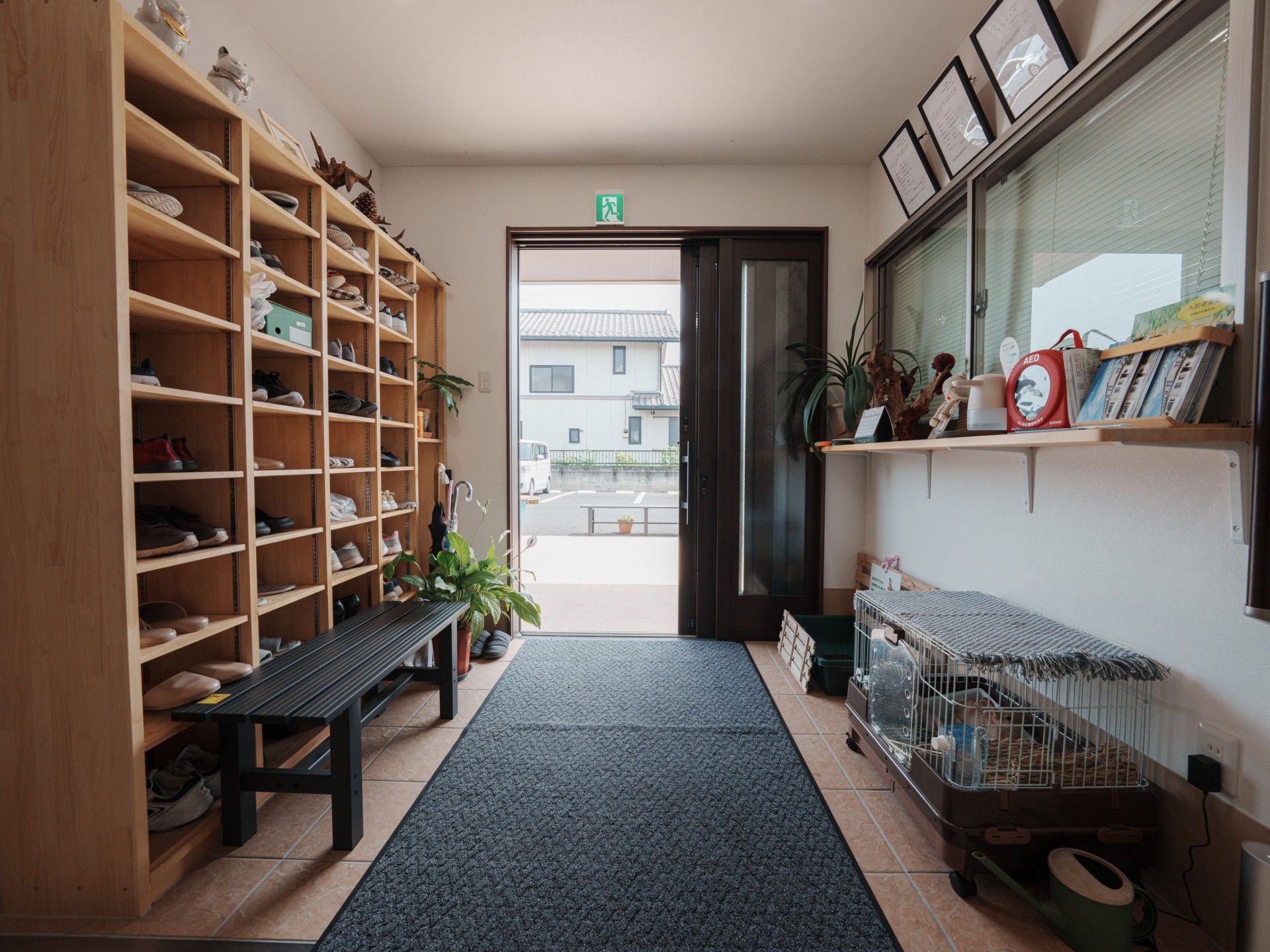 靴棚とベンチのある玄関