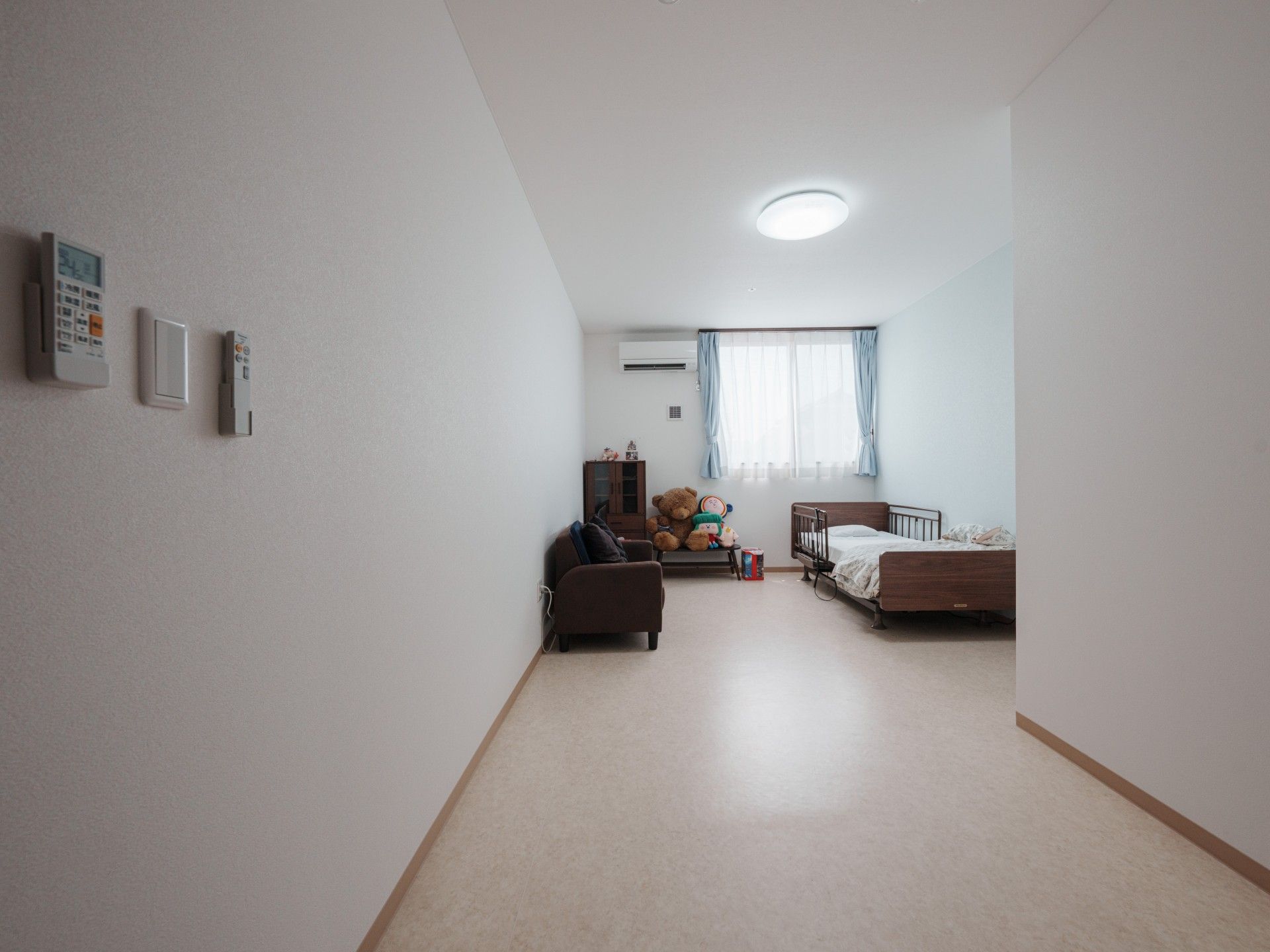 明るい個室の様子