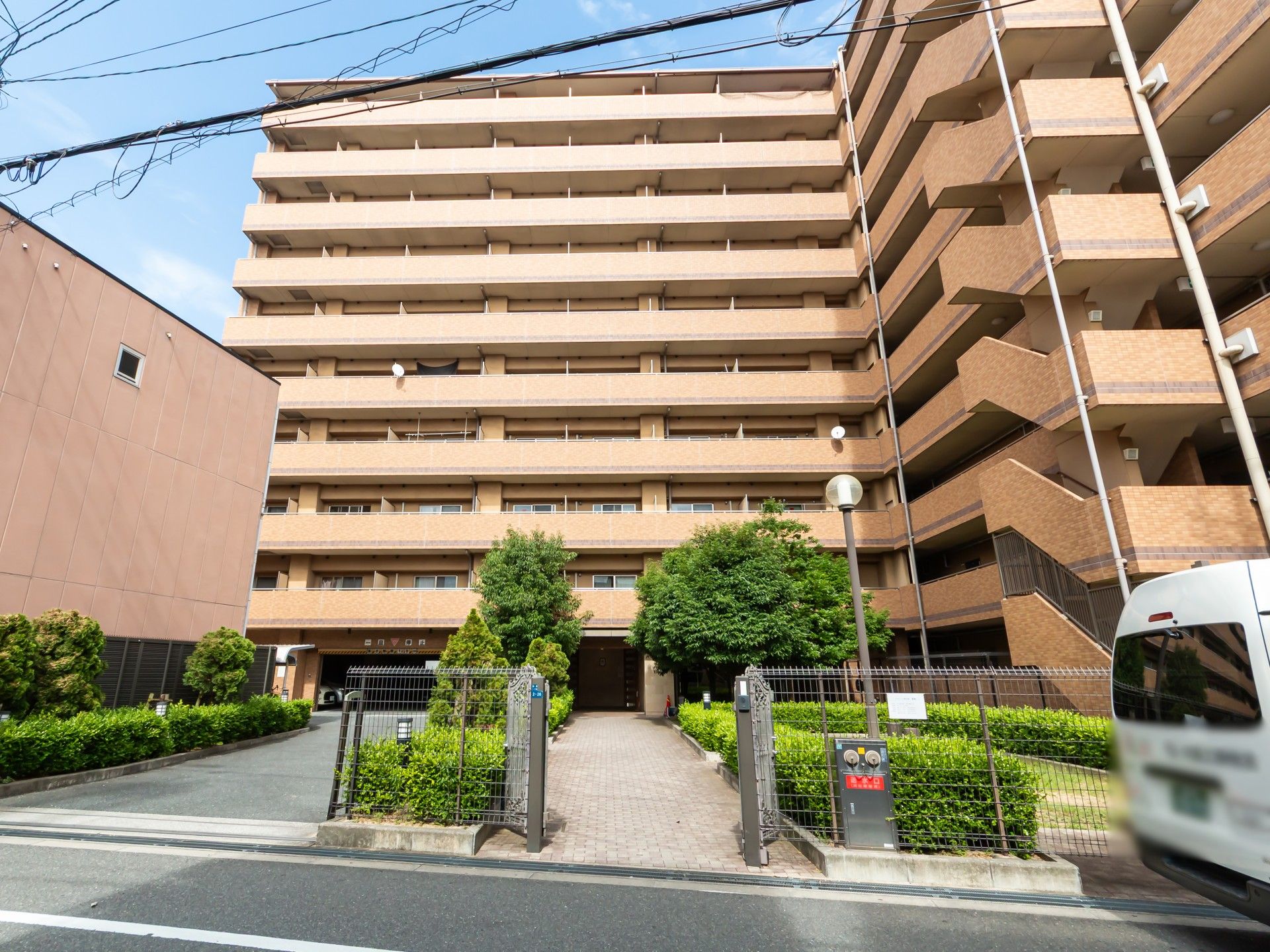 緑に囲まれた建物の外観