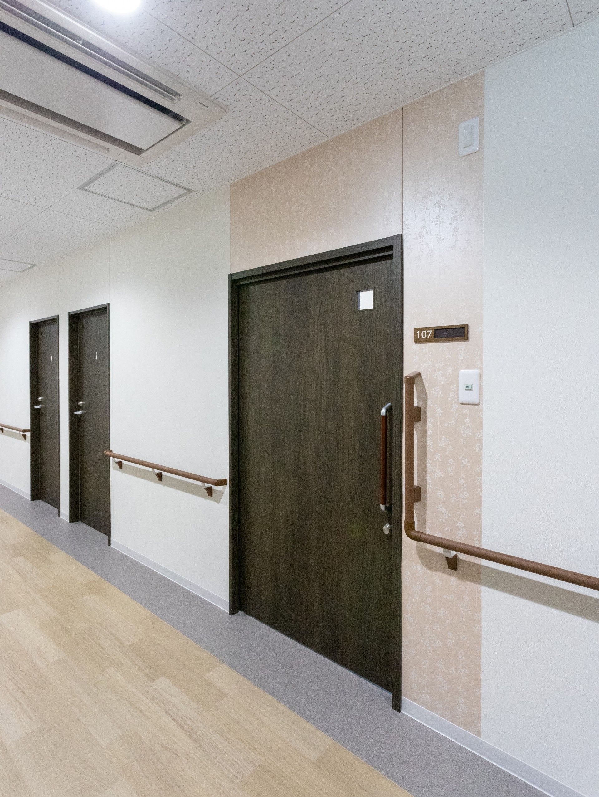 手すり付きの廊下