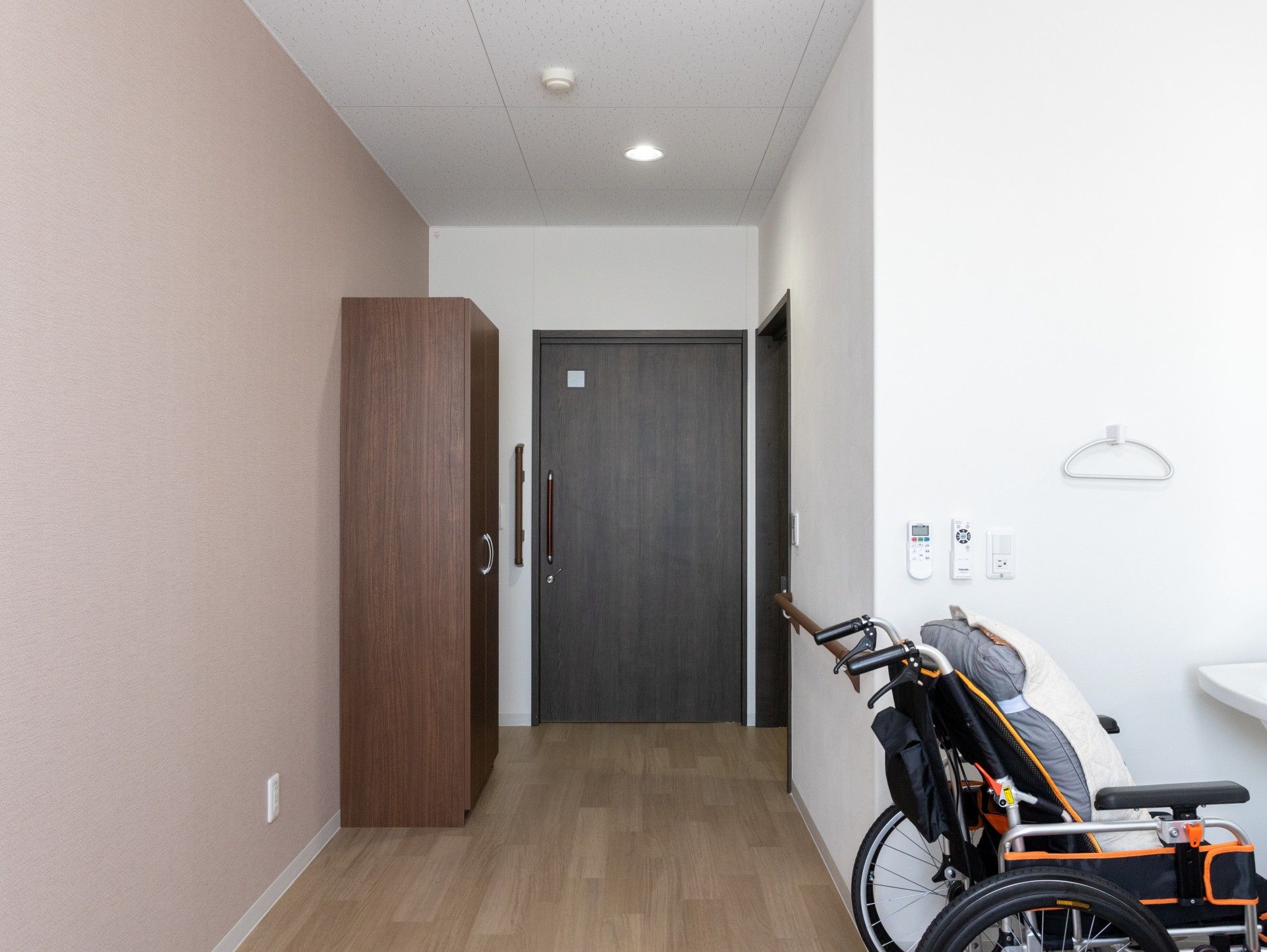 車椅子と廊下の様子