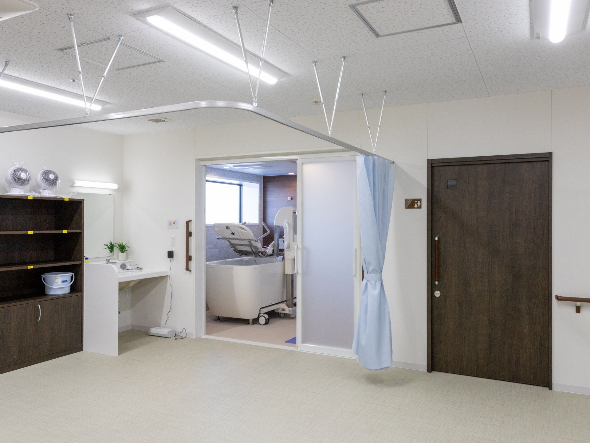 清潔な浴室の入口