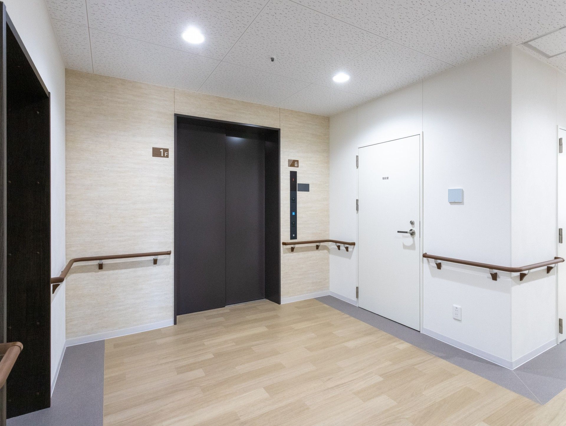 手すり付きの廊下