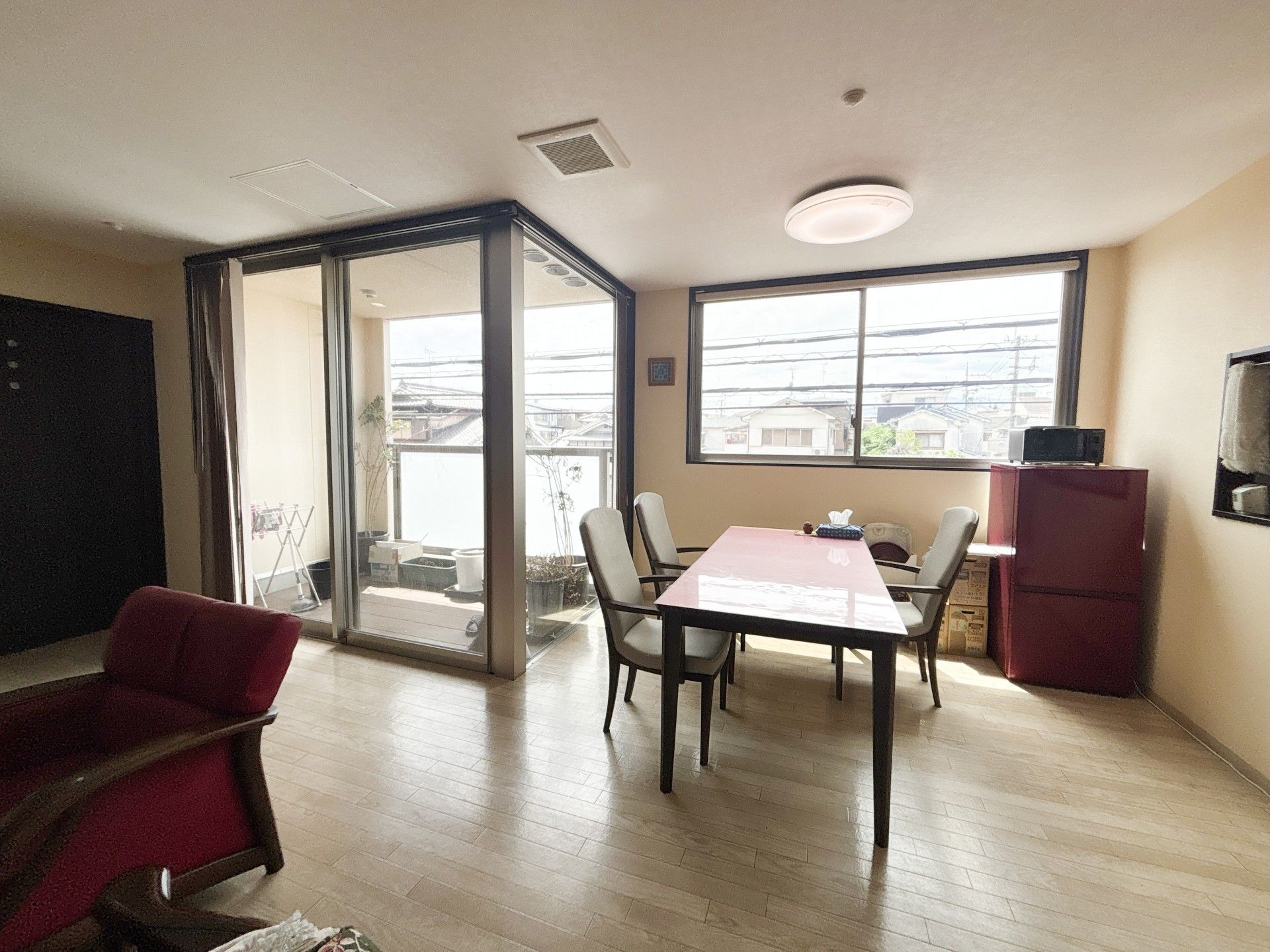 明るい窓辺のリビング