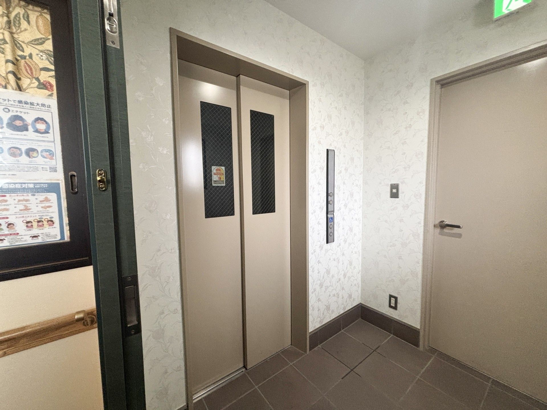 安全なエレベーターの入口
