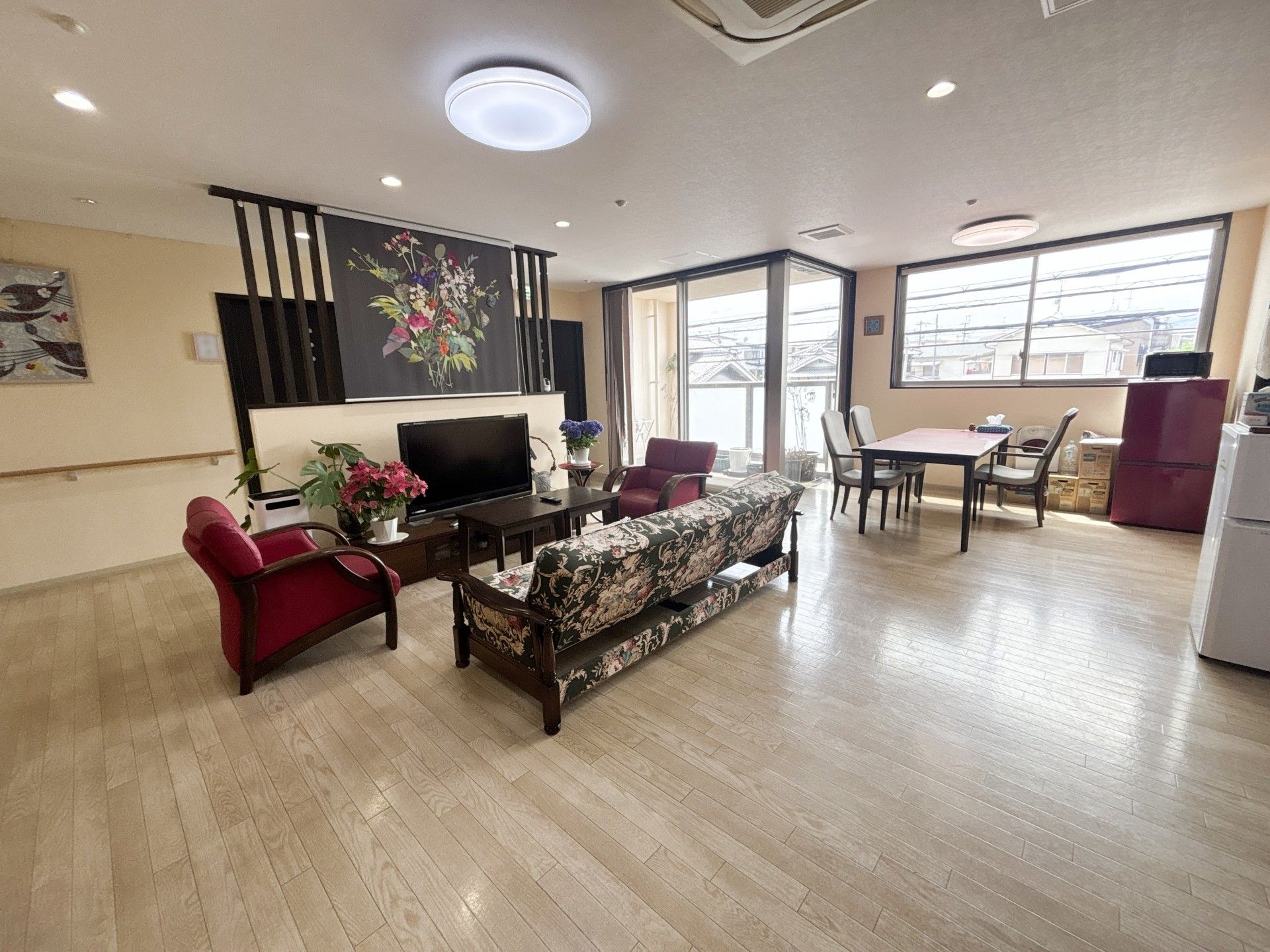 仲良く食事をしている高齢の男性と女性