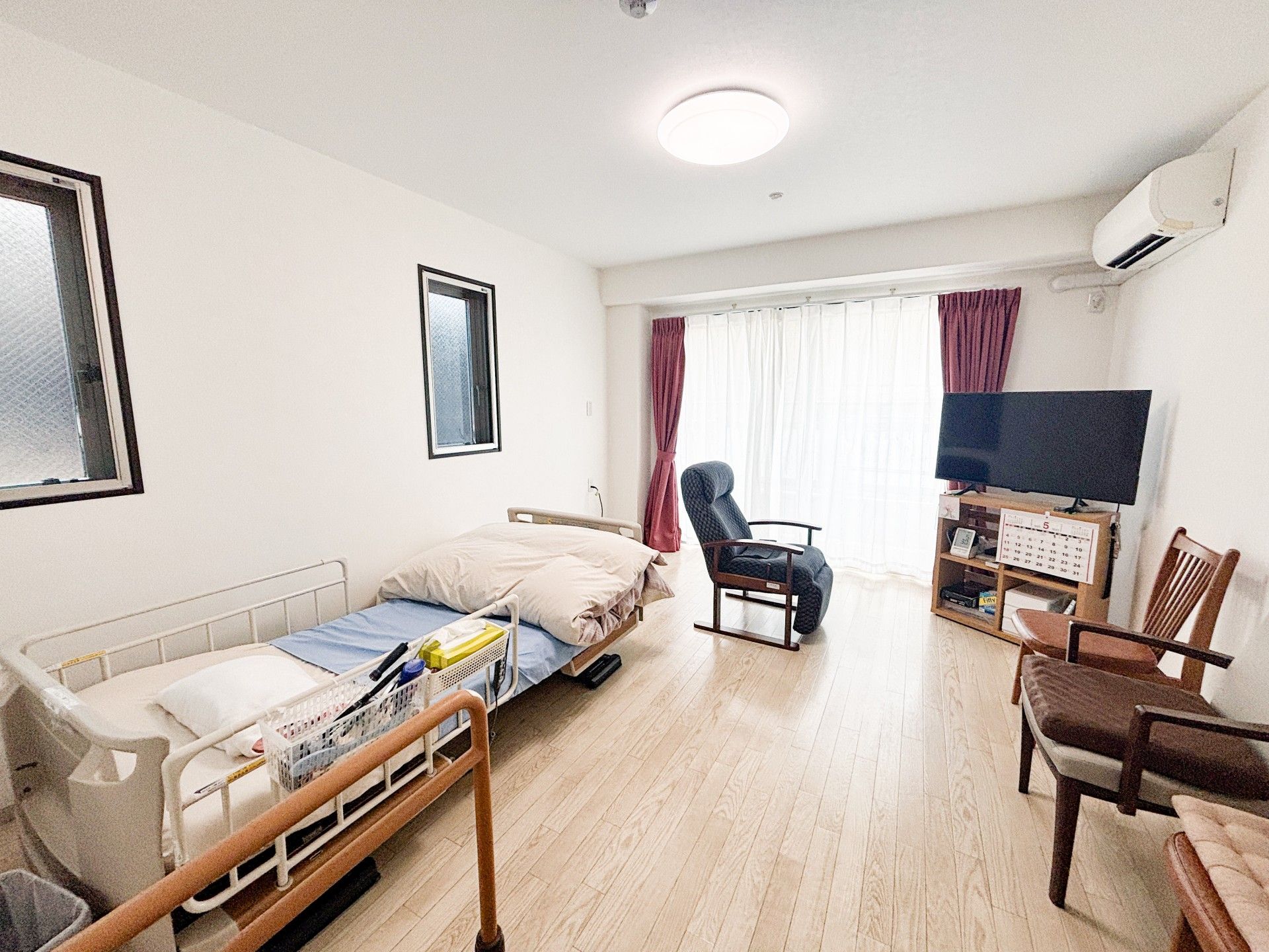 車いすに座っている男性と寄り添う介護スタッフ