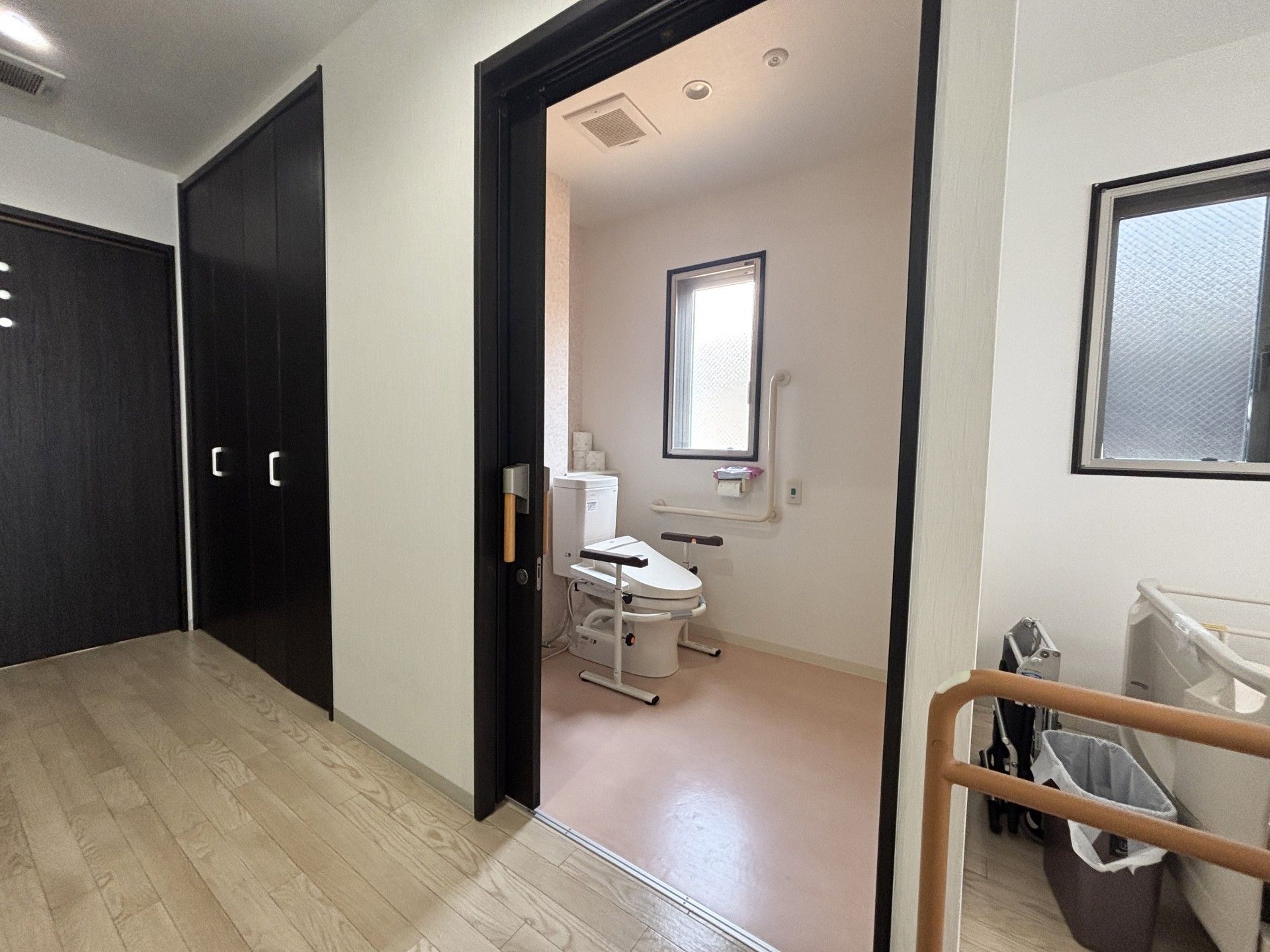 手すり付きのトイレ