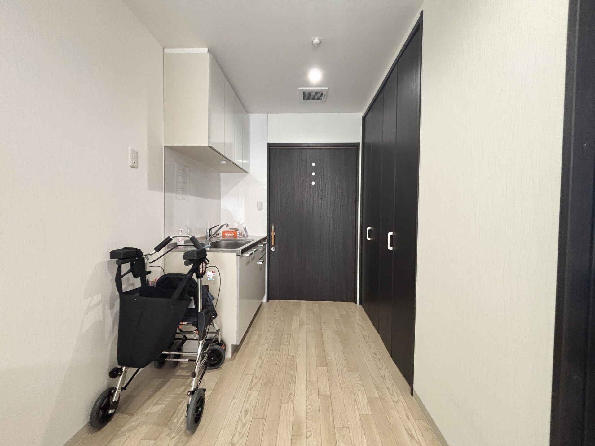 廊下とキッチンの様子