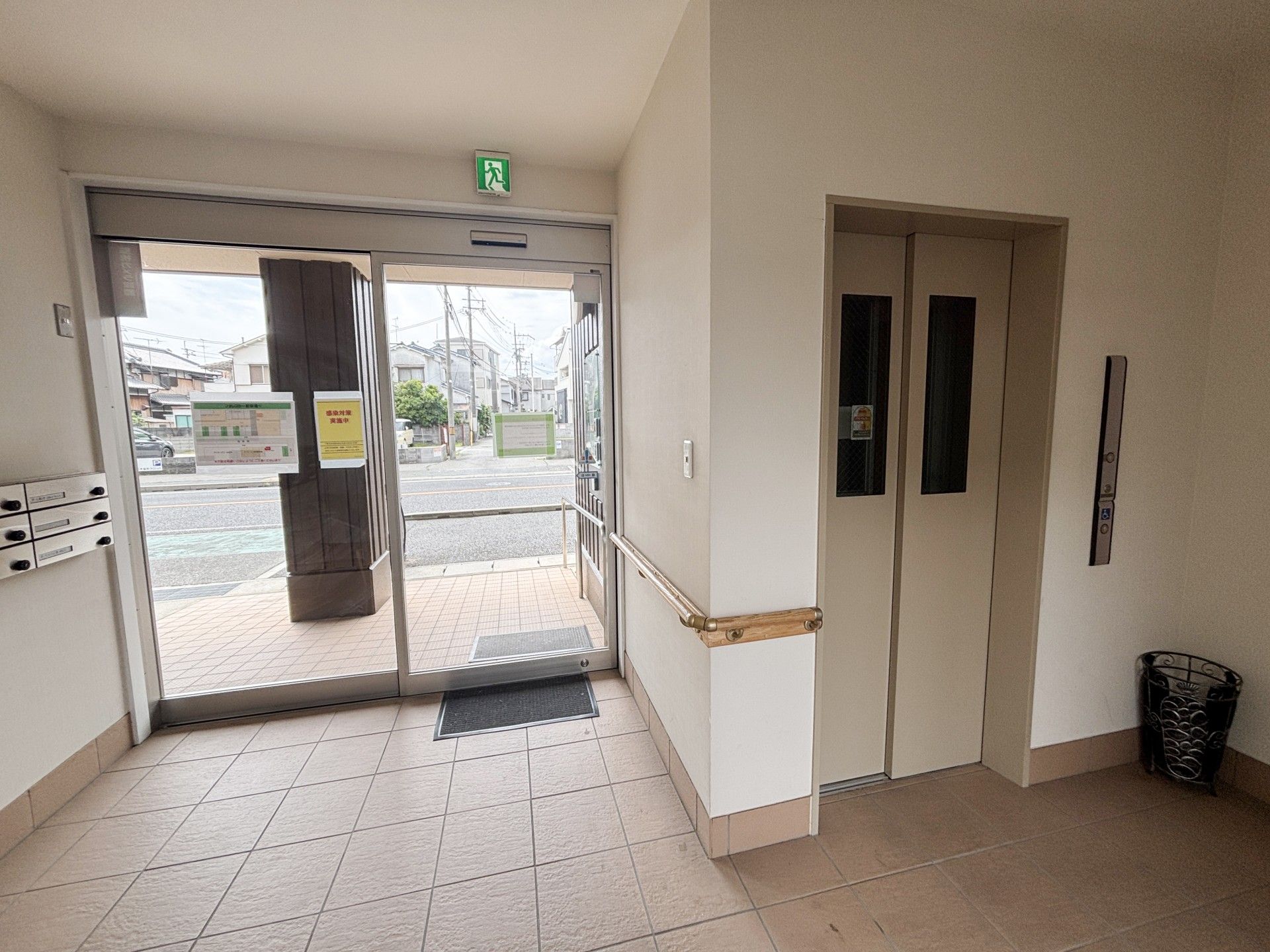 エントランスとエレベーター