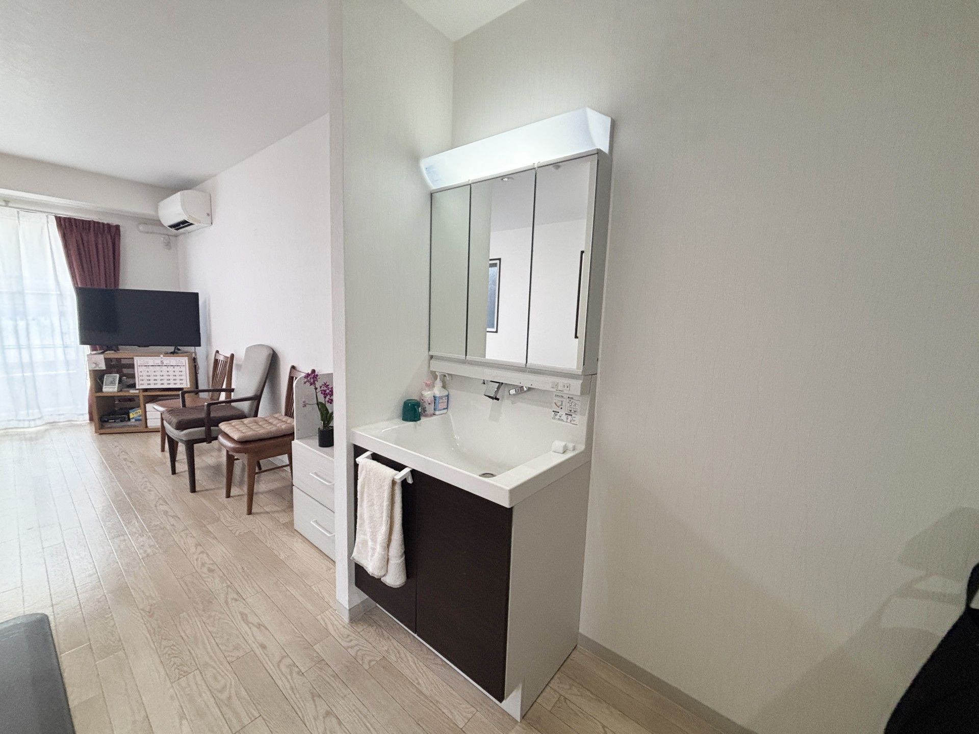 明るい居室の洗面台
