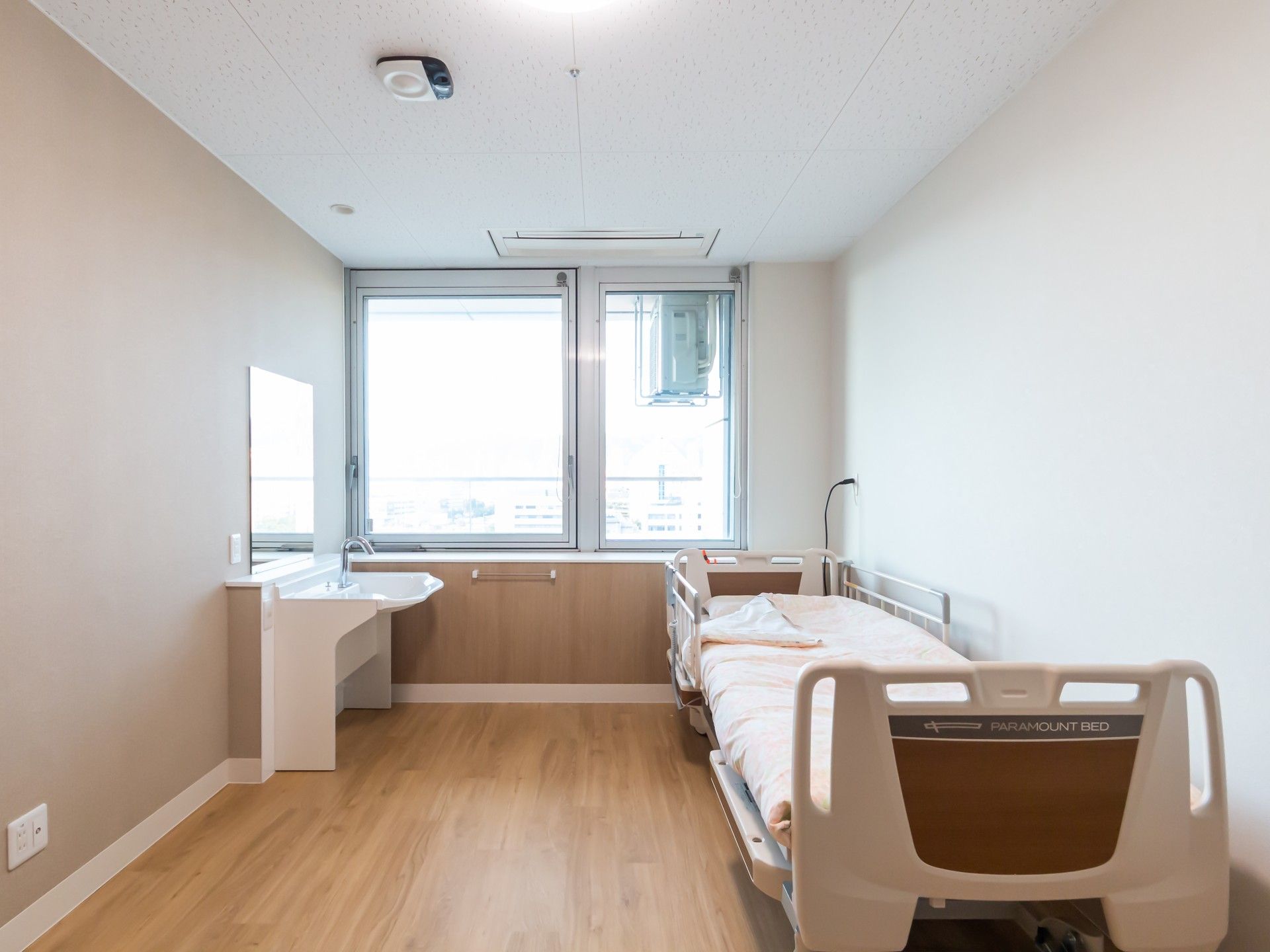 明るい個室のベッド