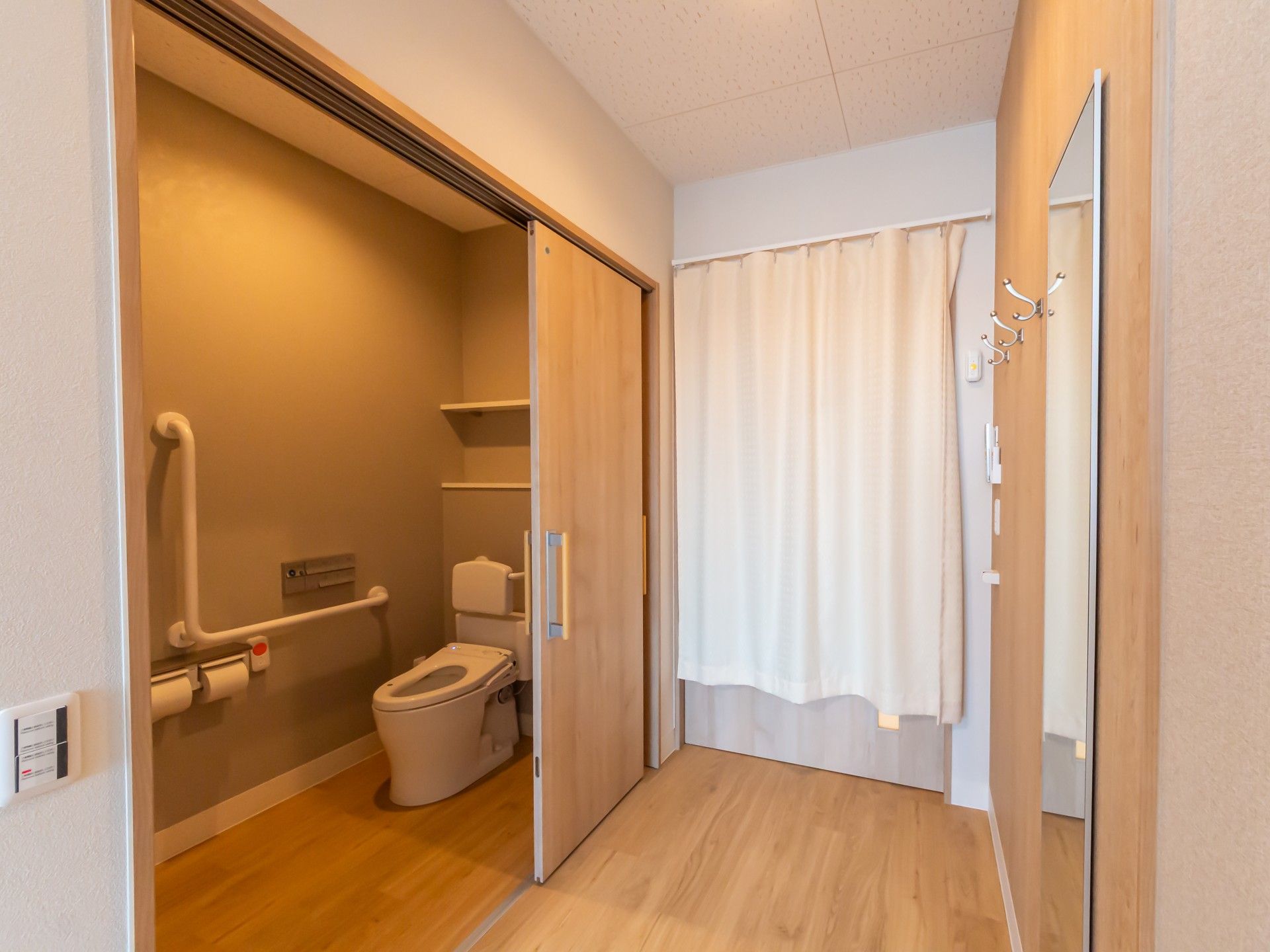 手すり付きのトイレ