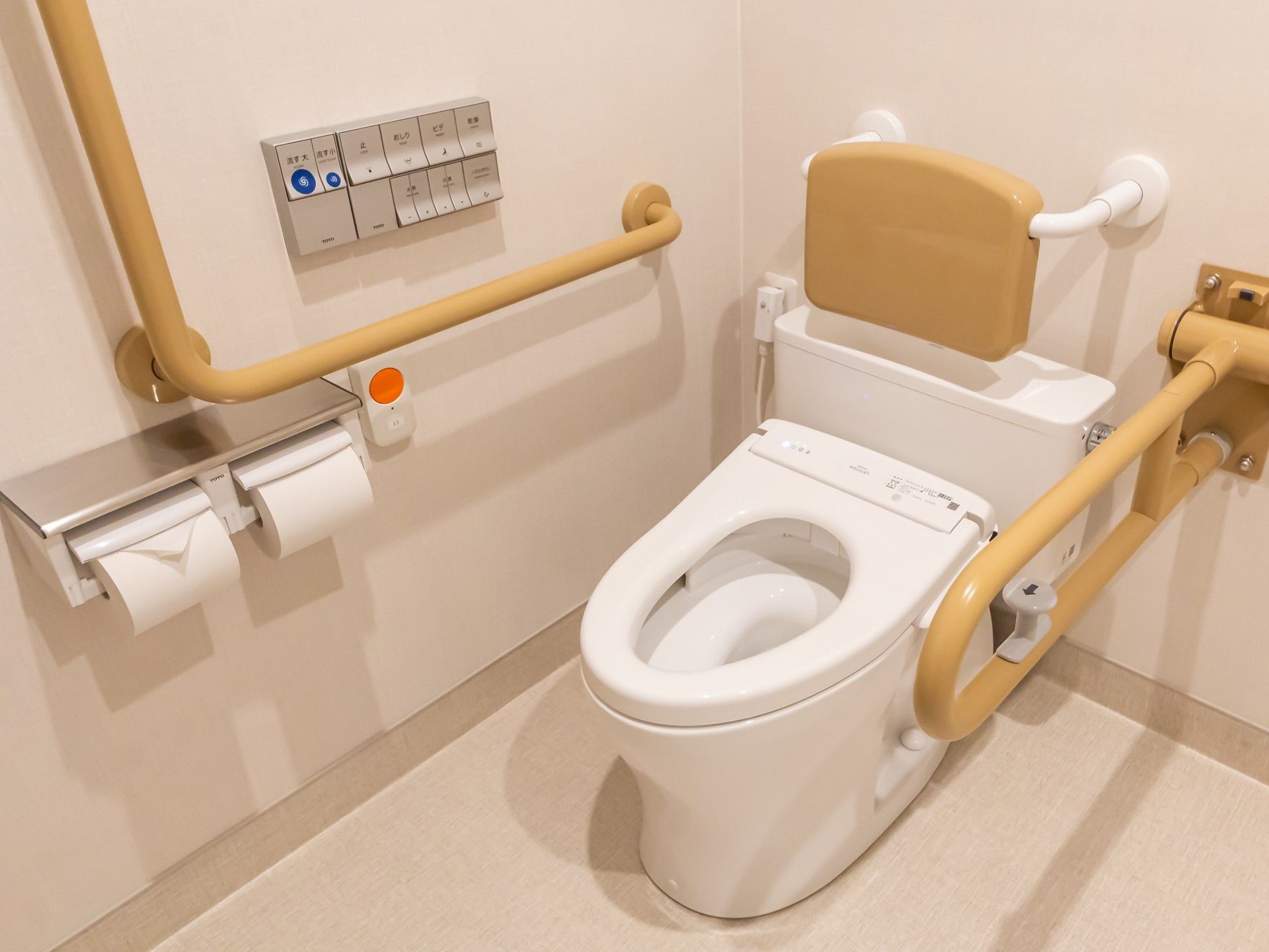 手すり付きのトイレ