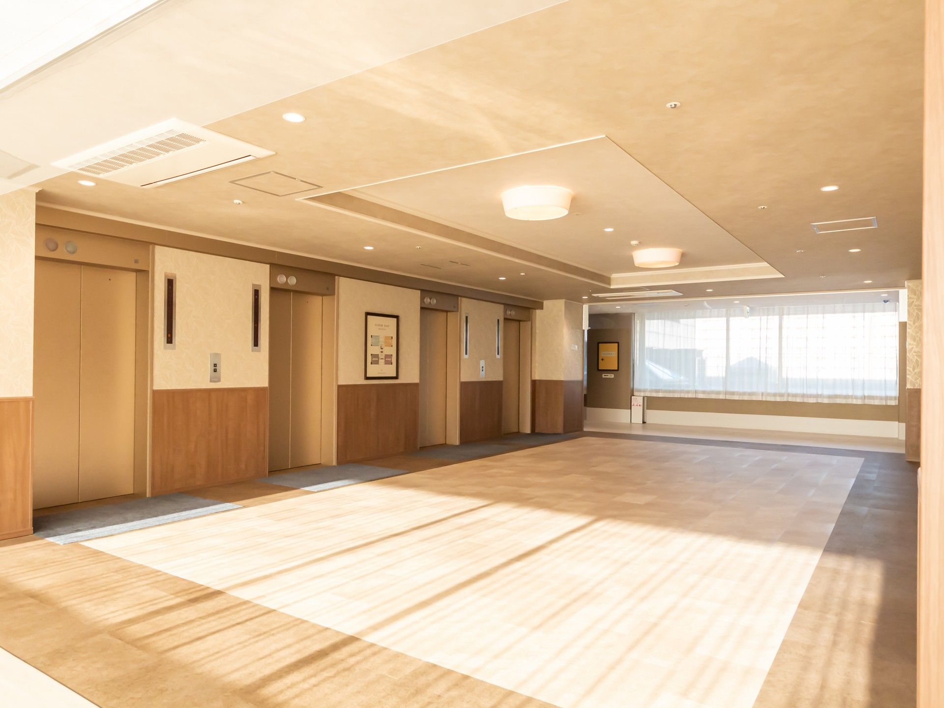 明るいエレベーターホール