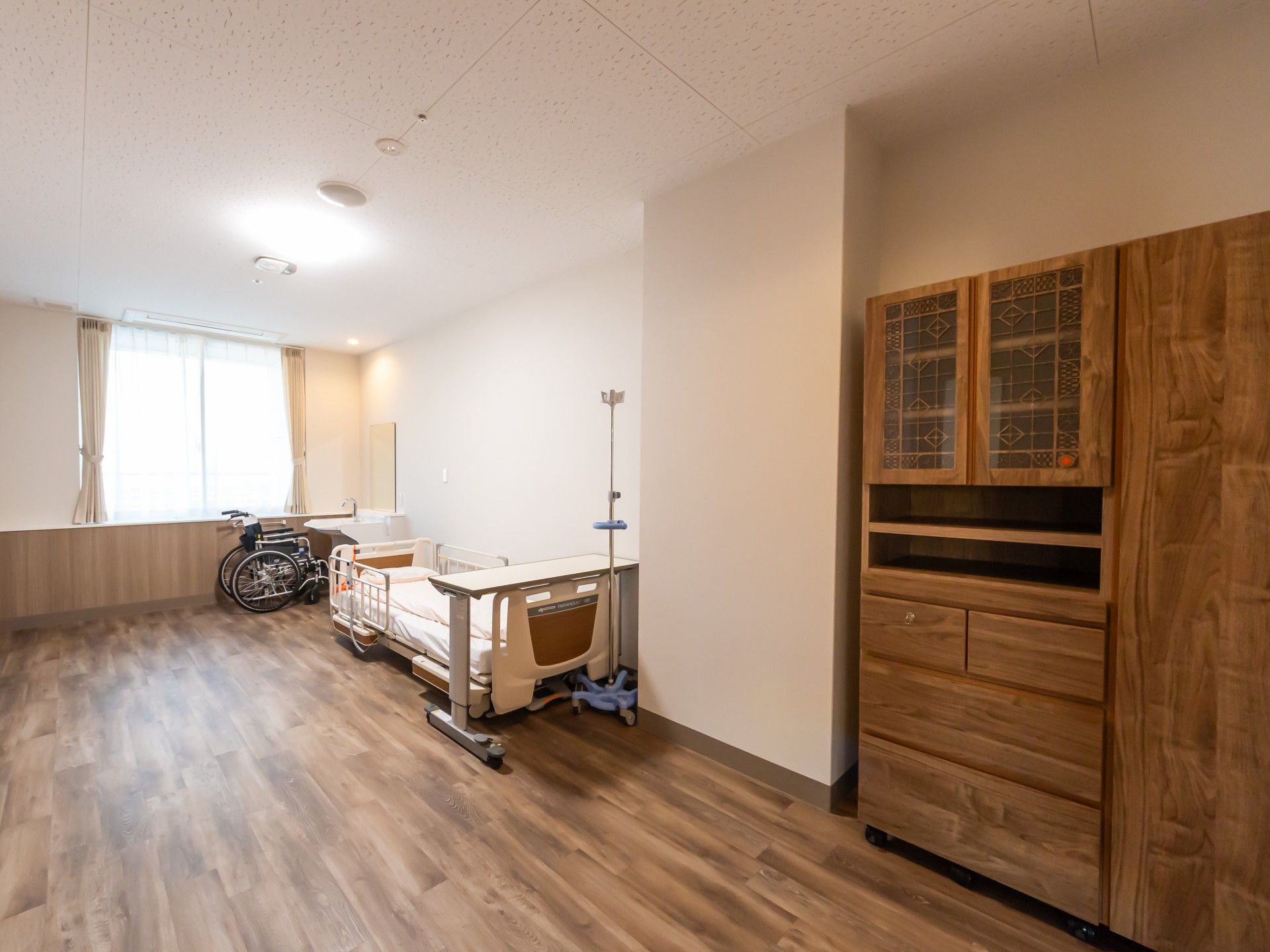 明るい個室のベッド周辺