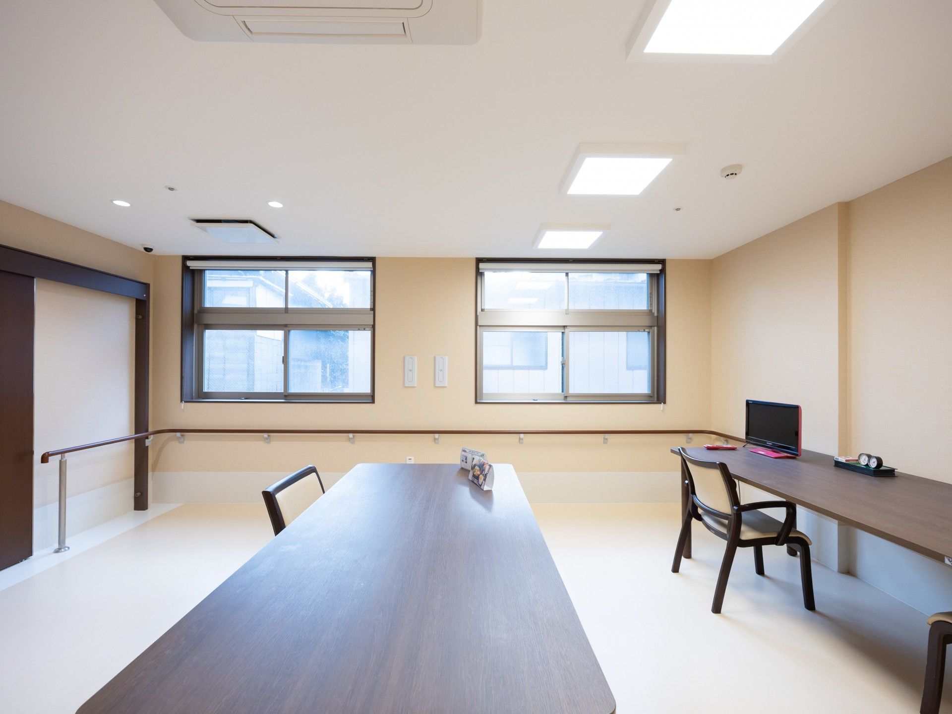 明るい窓際の作業スペース