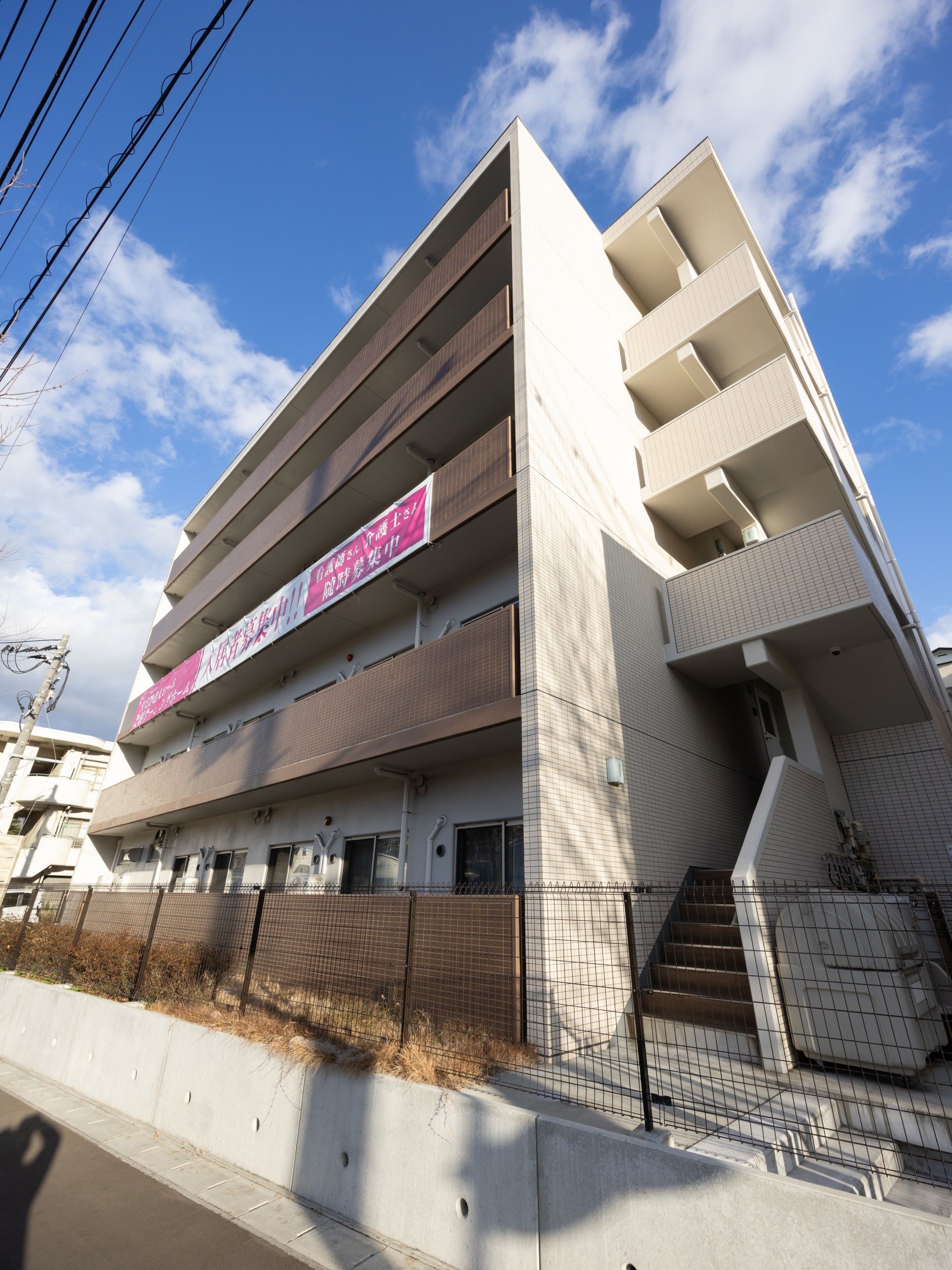 青空の下の建物外観