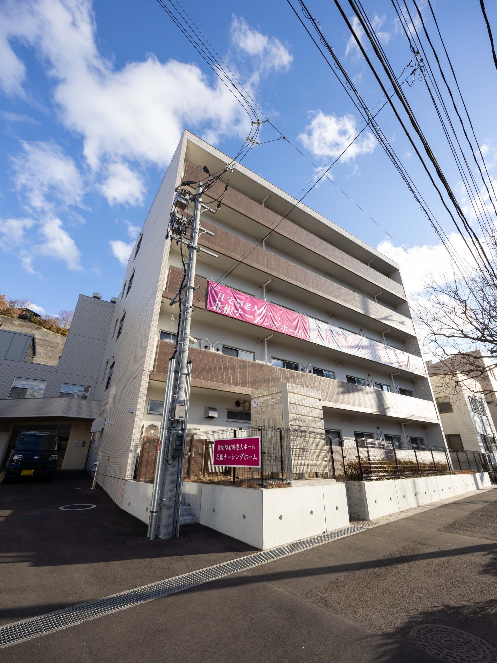 青空の下の建物外観