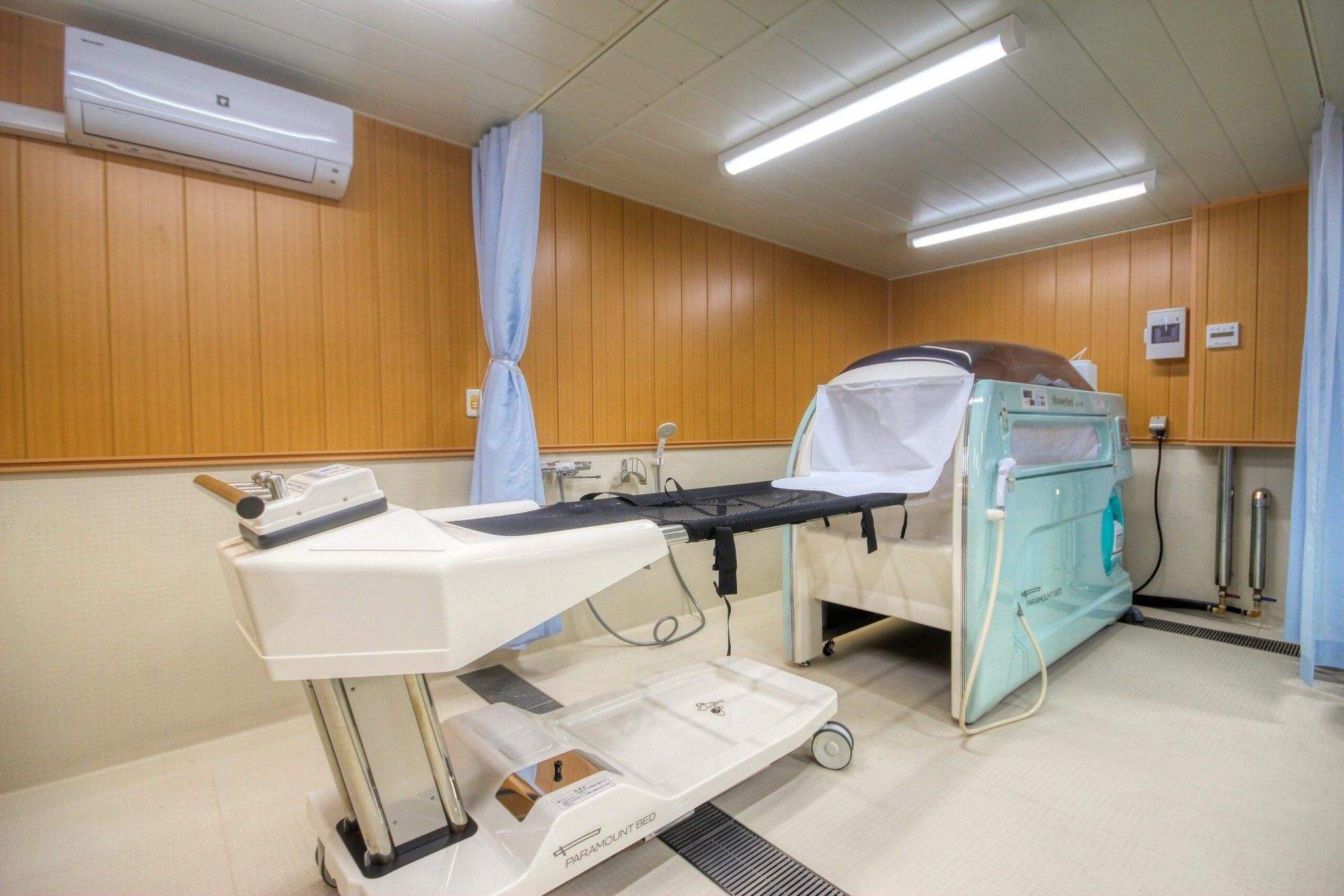 快適な入浴設備の部屋